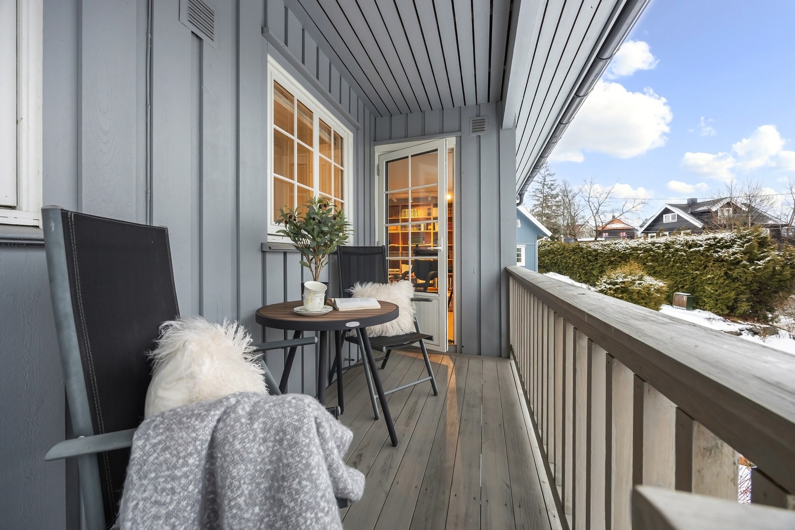 Fra stuen kommer du ut til en hyggelig veranda på 4 kvm. Galleribilde