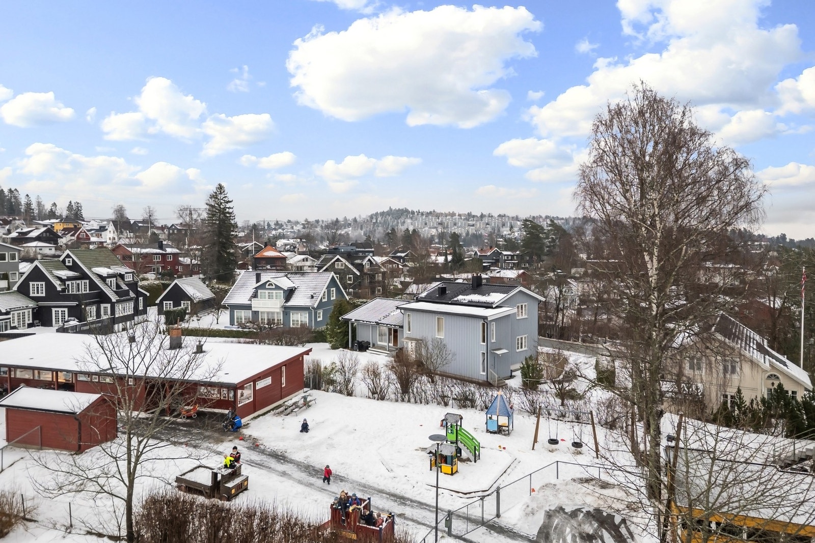 Boligens beliggenheten gir kort gangavstand til skoler, barnehager og et variert fritidstilbud. Galleribilde