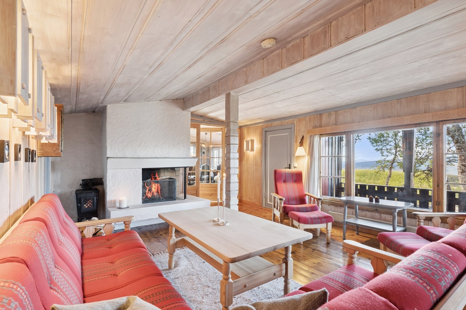 Inne i hytta er det en lys og luftig stue hvor den vakre beliggenheten er hensyntatt gjennom store, flotte vinduer. Galleribilde