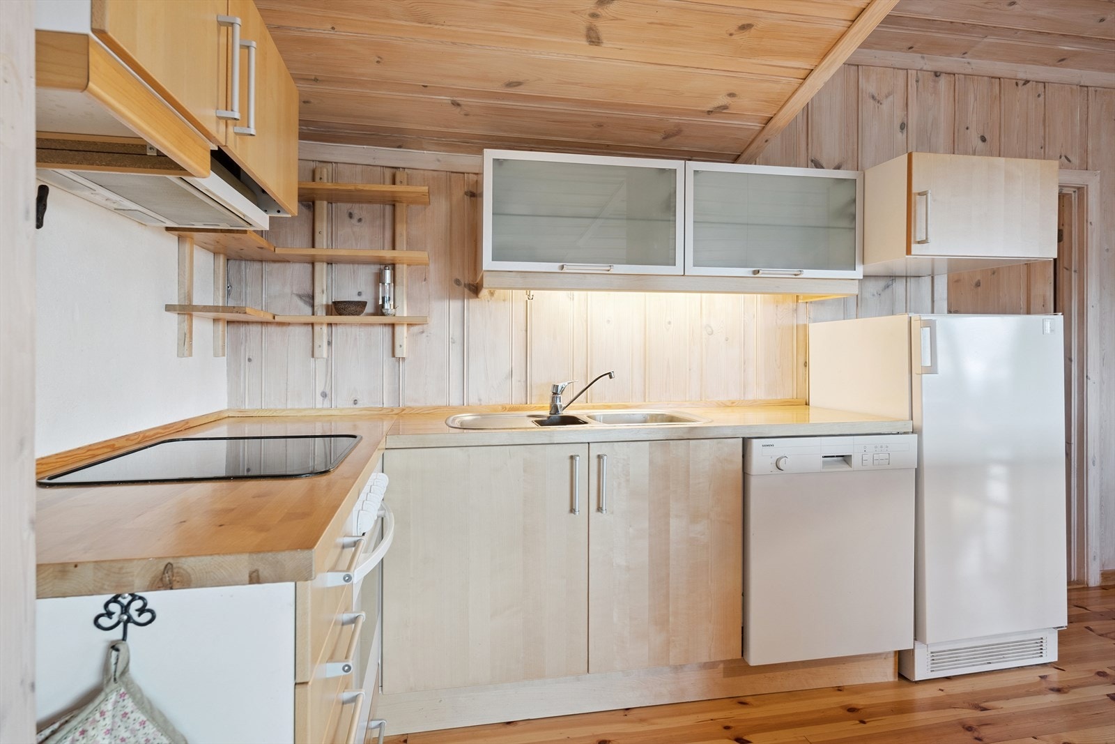 Innredningen har integrerte hvitevarer med komfyr, koketopp og oppvaskmaskin. Det er montert kjøkkenventilator med omluft. Galleribilde