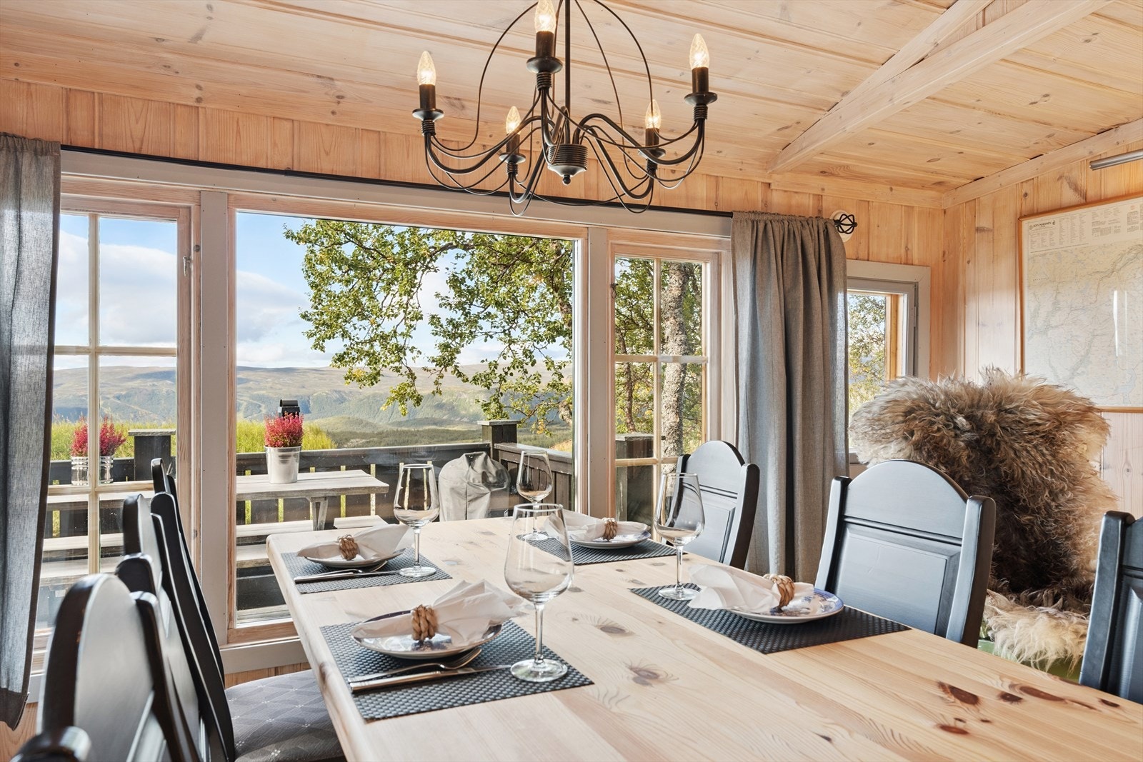 På kjøkkenet er det en fantastisk bruk av vinduer slik at en virkelig kan nyte nærheten til naturen. Galleribilde