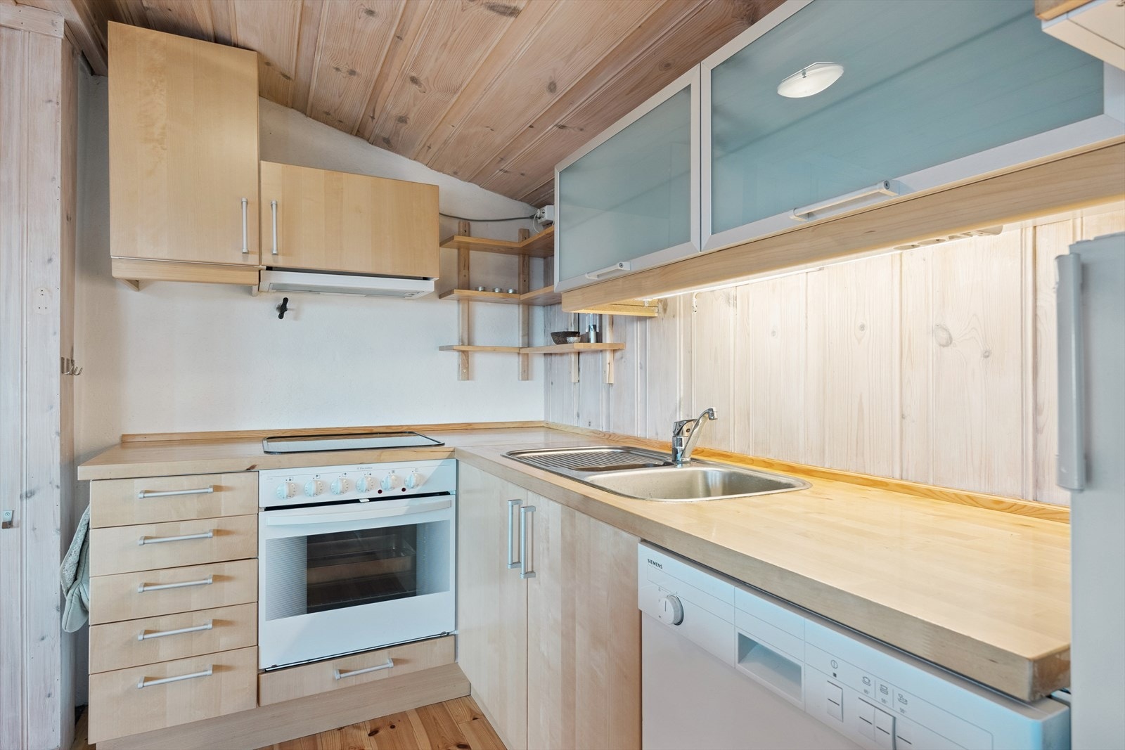 Med innredningen følger en praktisk kjøkkenøy, også denne med benkeplate av heltre. Galleribilde