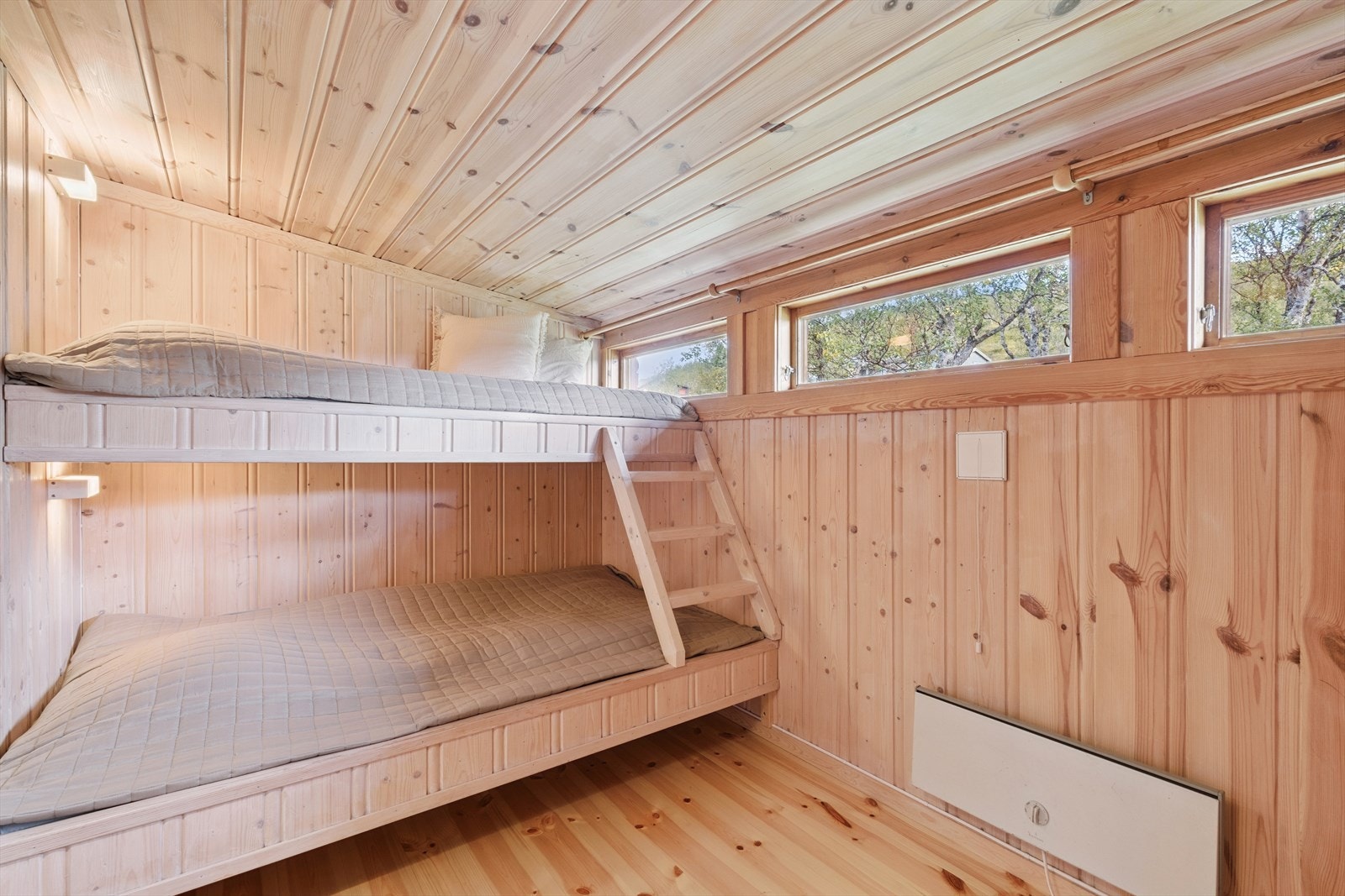 Soverom tilfredsstiller ikke krav til målbart BRA pga romhøyden og kravet til dagslysflate.
Rommene oppfyller dagens byggtekniske krav til varig oppholdsrom. Se mer informasjon i salgsoppgaven. Galleribilde