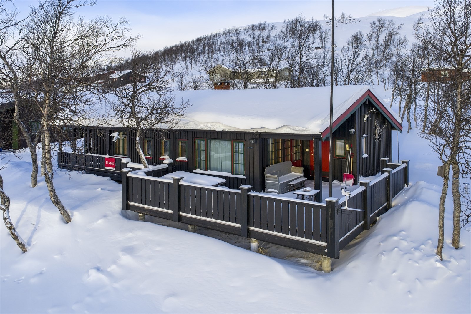 Terrassen har plass til flere sittegrupper, og en mindre, flyttbar utepeis som gir lun varme utover sene kveldstimer. Galleribilde