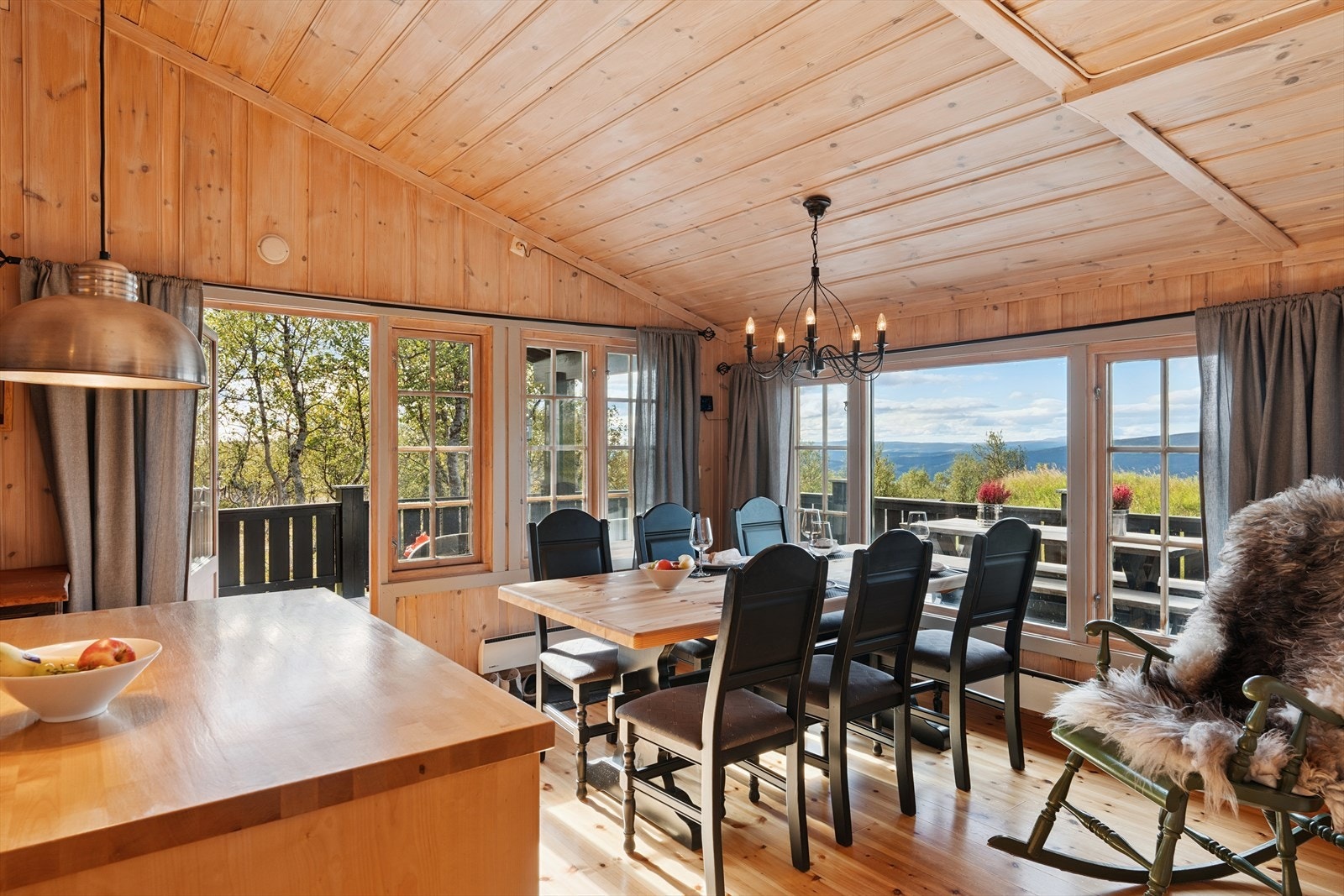 Det er også terrassedør med glassfelt slik at en enkelt kan "flytte ut" om en ønsker det. Galleribilde