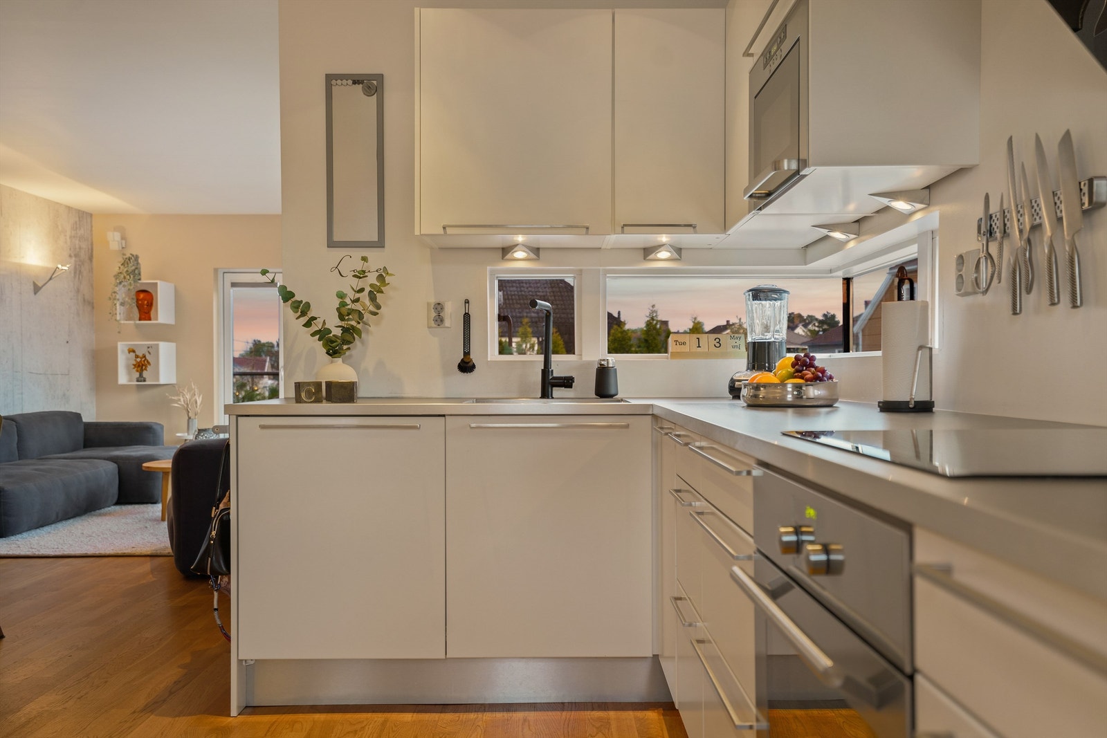 Spotter under overskap gir godt arbeidslys til kjøkkenbenken. Praktisk er det også med vask av underlimt modell. Galleribilde