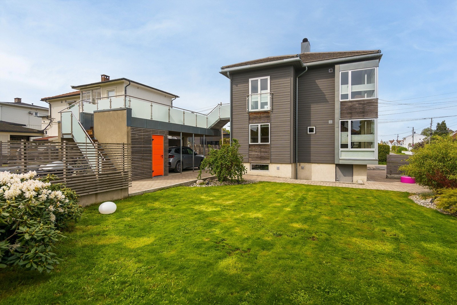 Fasaden er ombygget, etterisolert og påført ny stående kledning. Yttertaket lagt om med flat takstein. Vinduer og terrassedører er skiftet ut med nye i aluminium. Galleribilde