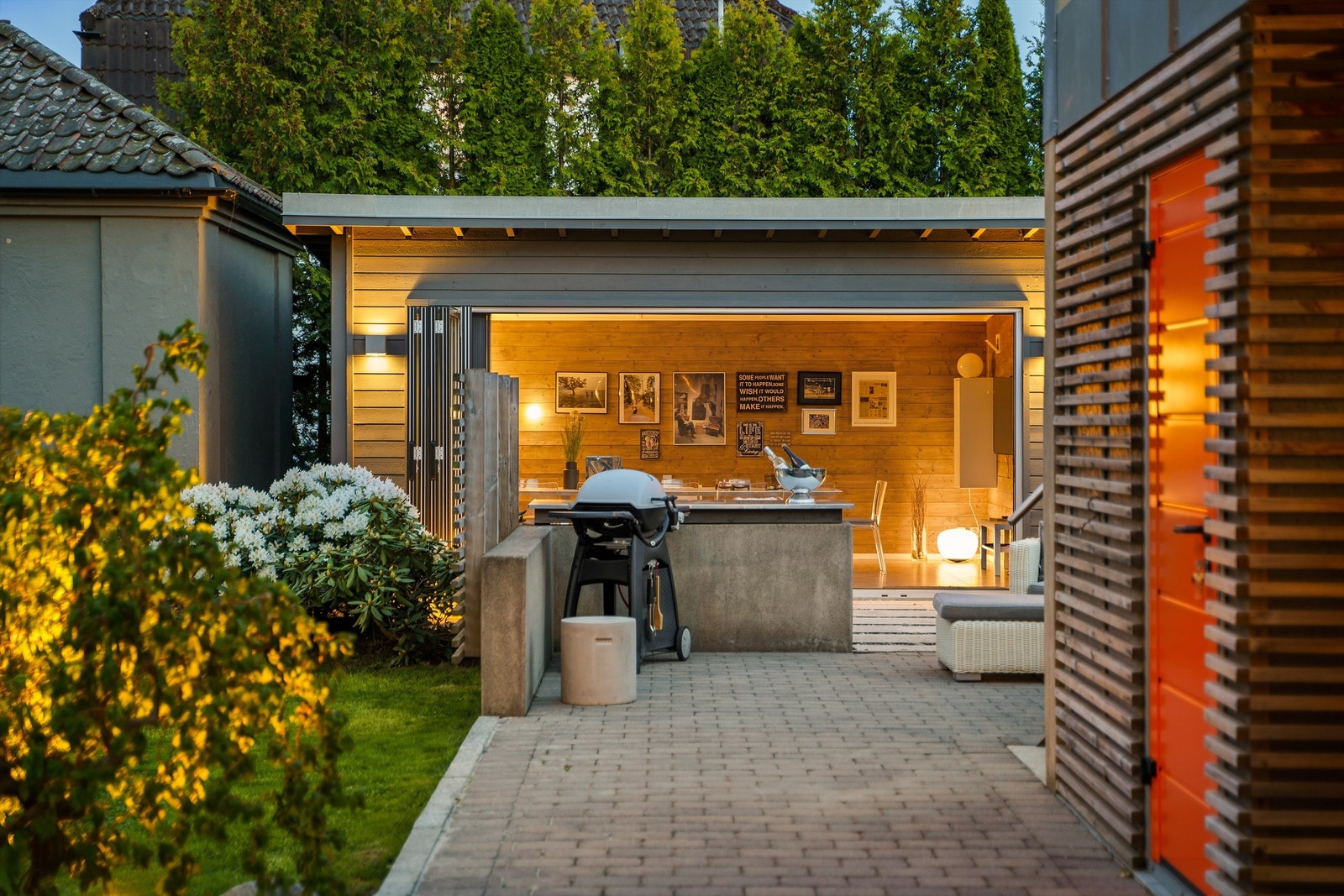 Gangarealer helhetlig utført med belegningsstein avstedkommer et pent og ryddig uttrykk. Galleribilde