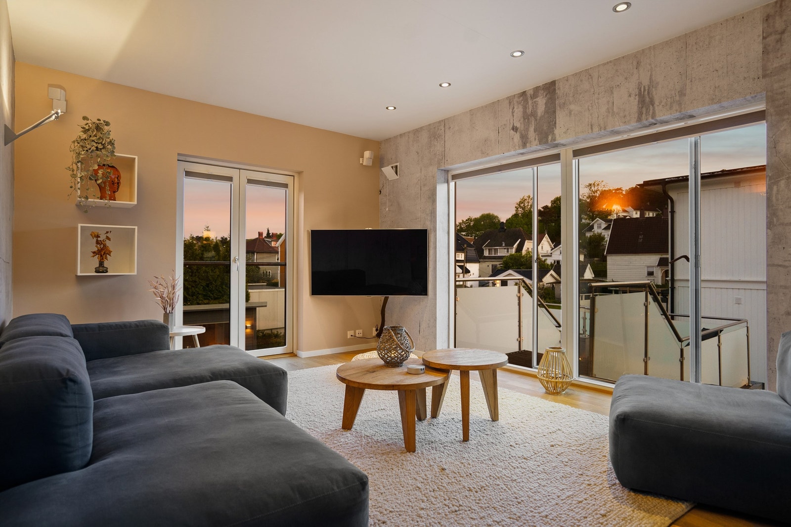 Stuen åpnes mot både takaltanen i vest og fransk balkong i syd. Alle vinduer og terrassedører er i aluminium med to-lags isolerglass fra rundt 2008. Galleribilde