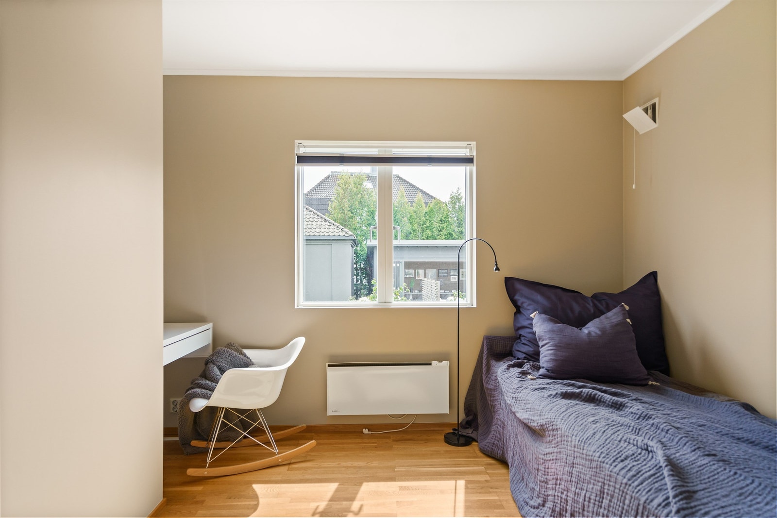 Leiligheten inneholder i dag ett soverom, men kan med enkle grep utvides til å inkludere ytterligere ett som i dag inngår i hoveddelen. Galleribilde