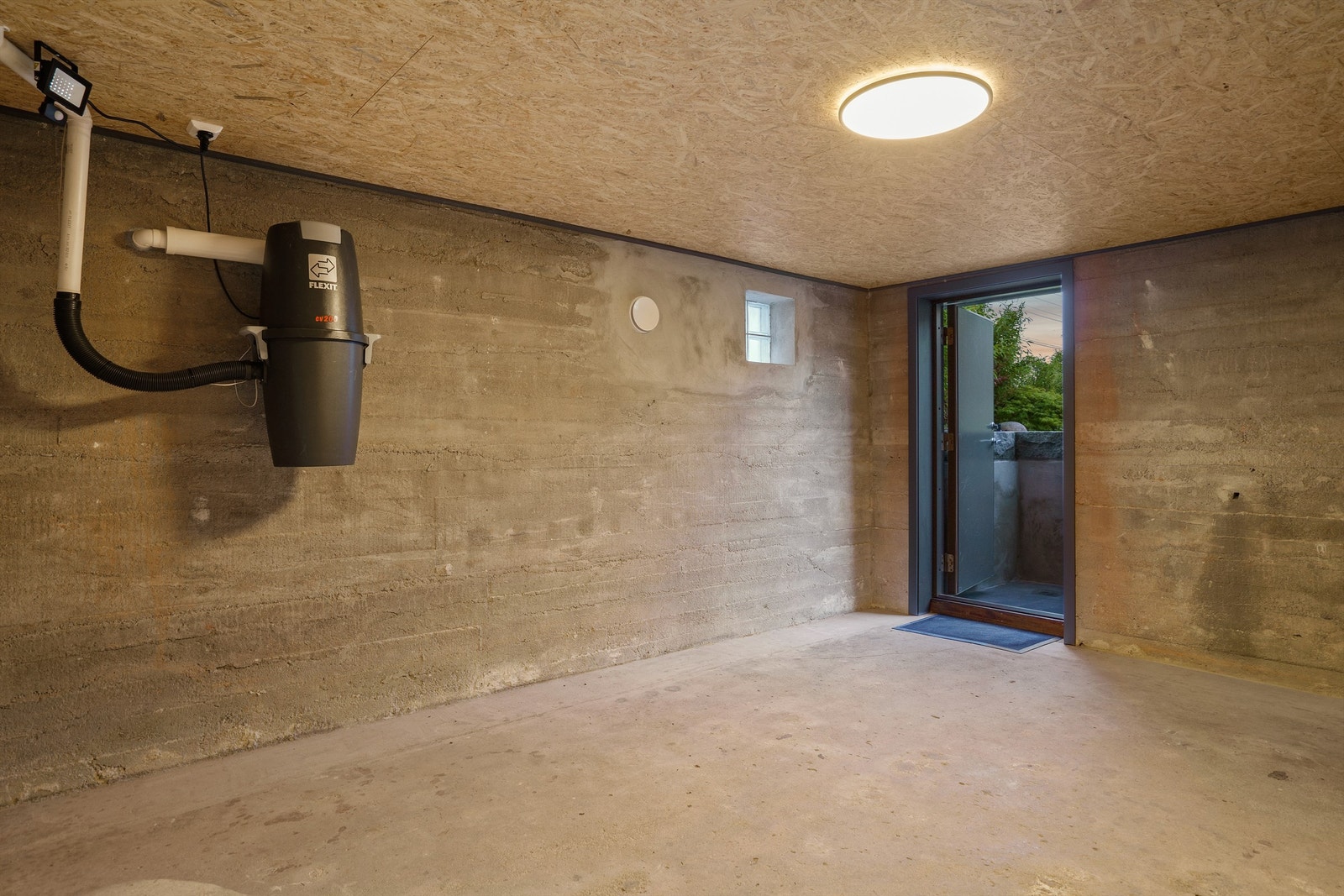 Kjellerens store bod har rikelig med lagringsplass og er lett tilgjengelig også fra hagesiden. Galleribilde