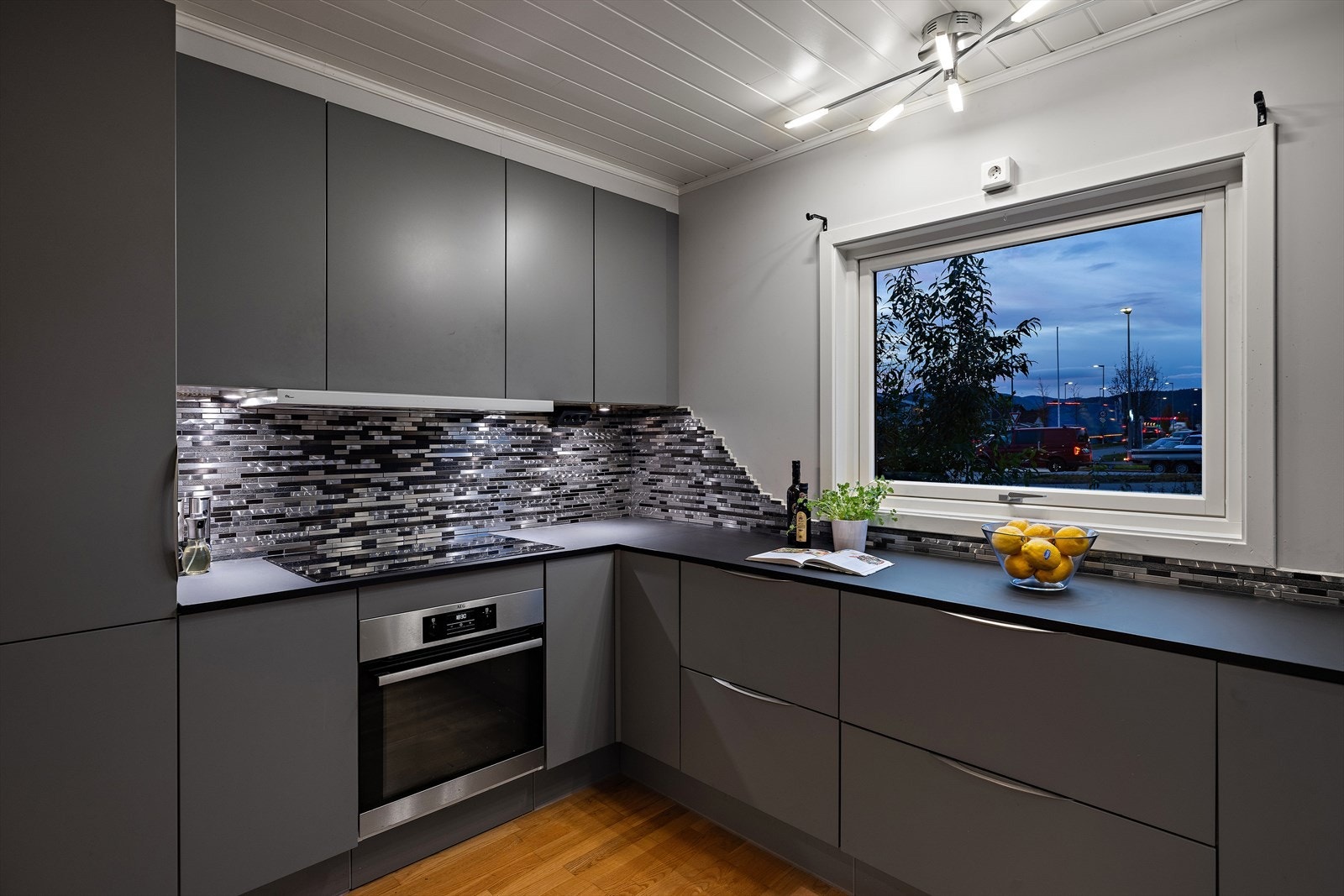 Integrerte hvitevarer som 80 cm induksjon platetopp, stekeovn, oppvaskmaskin og kjøleskap. Galleribilde