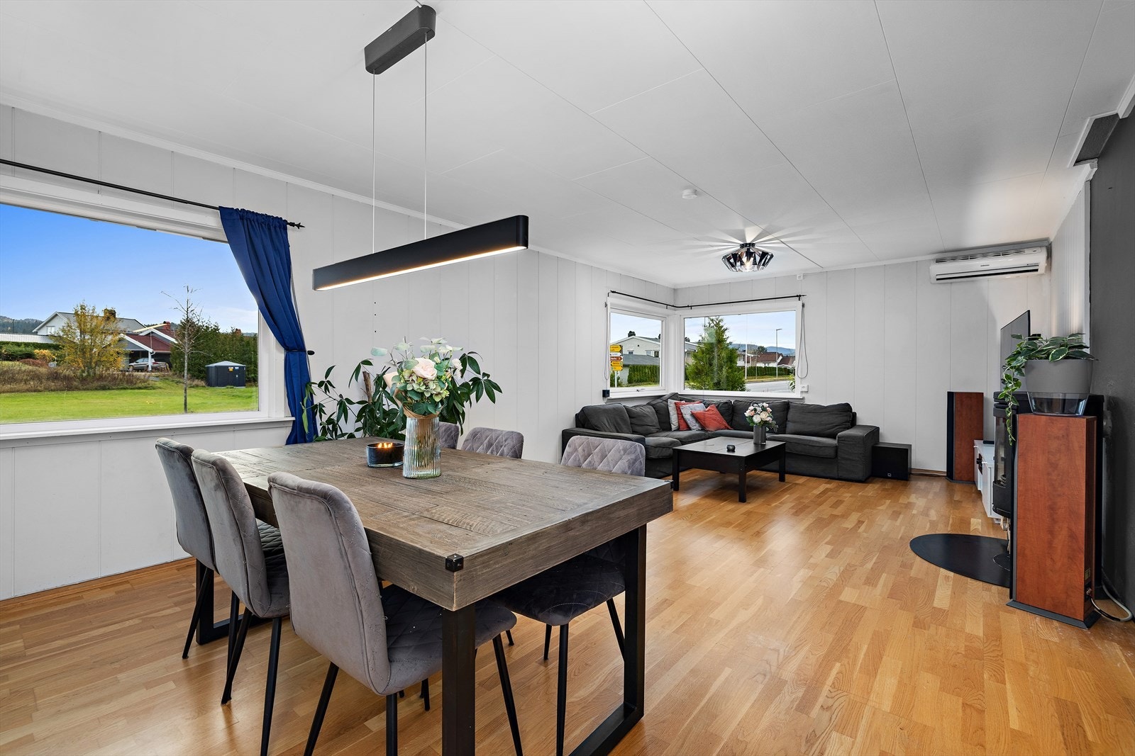 Her har du god plass til både spisebord og TV-hjørne. Galleribilde