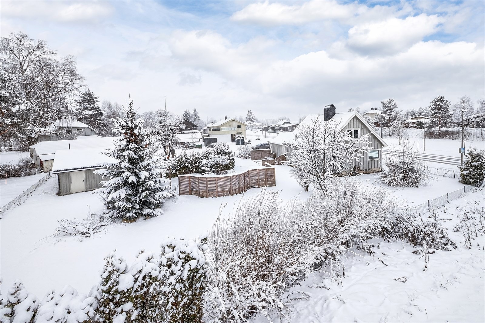 Stor hage med masse boltreplass. Galleribilde