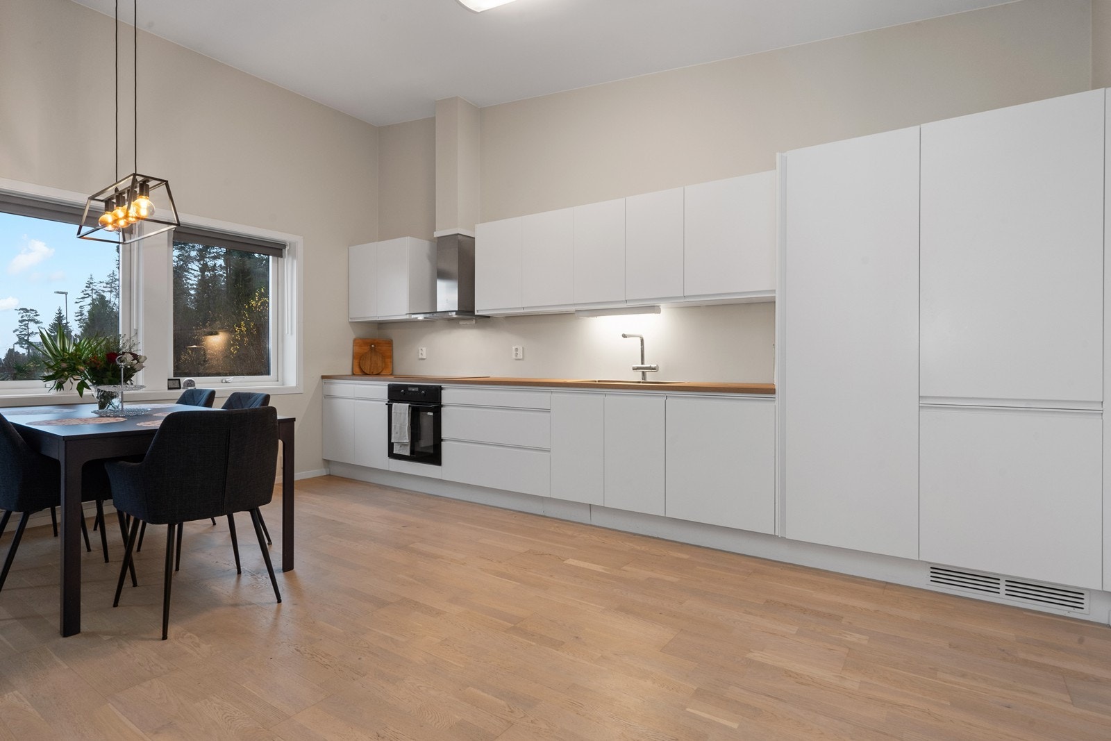 Det passer utmerket å innrede med spisebord mellom stue og kjøkken. Galleribilde