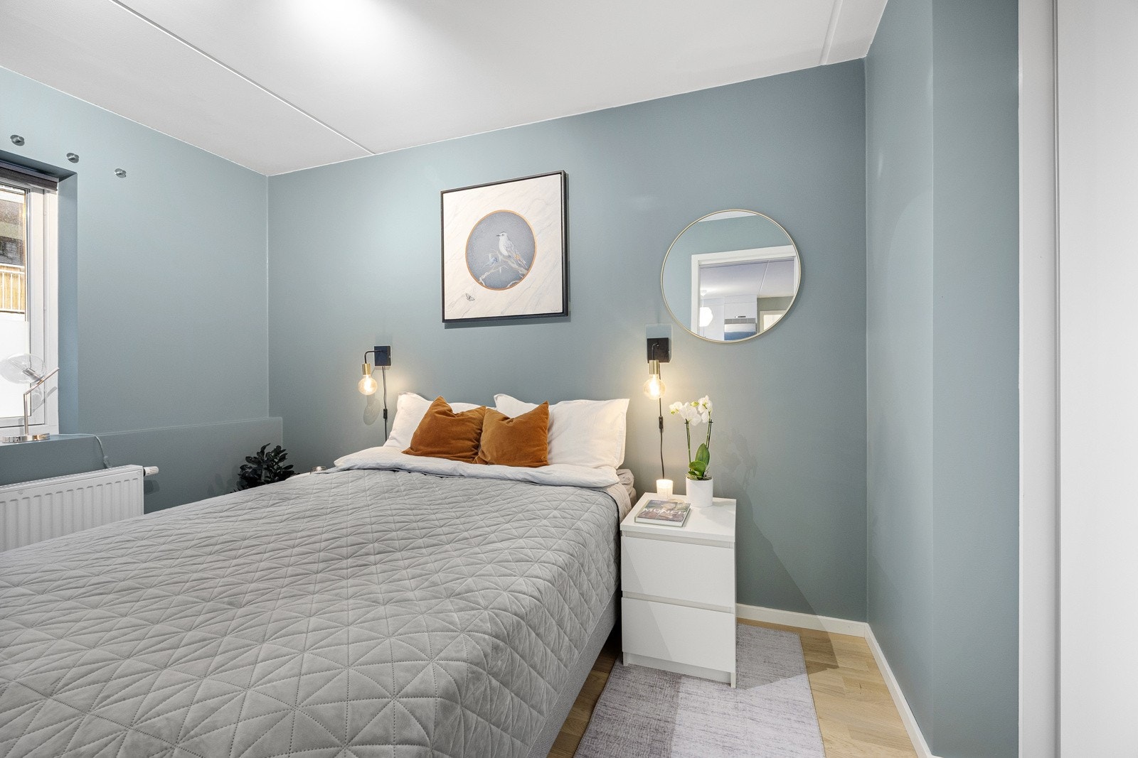 Her er det god plass til dobbeltseng, nattbord og annet møblement. Det er to skyvedører inn til soverommet (på hver side av sengen). Galleribilde