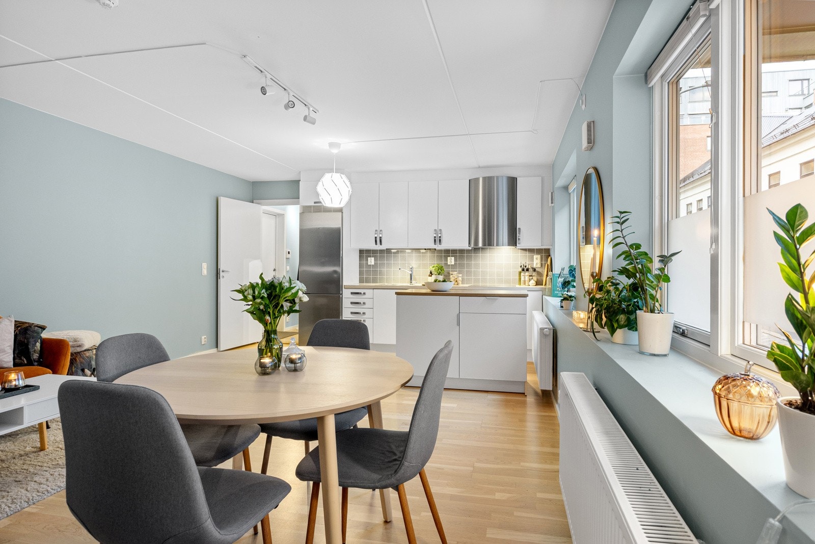 Leiligheten er vel gjennomført med lys og tidløse overflater, og pen parkett på gulvet. Galleribilde