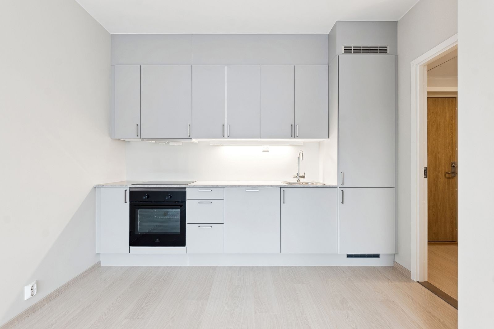 Meget pent kjøkken med integrerte hvitevarer Galleribilde