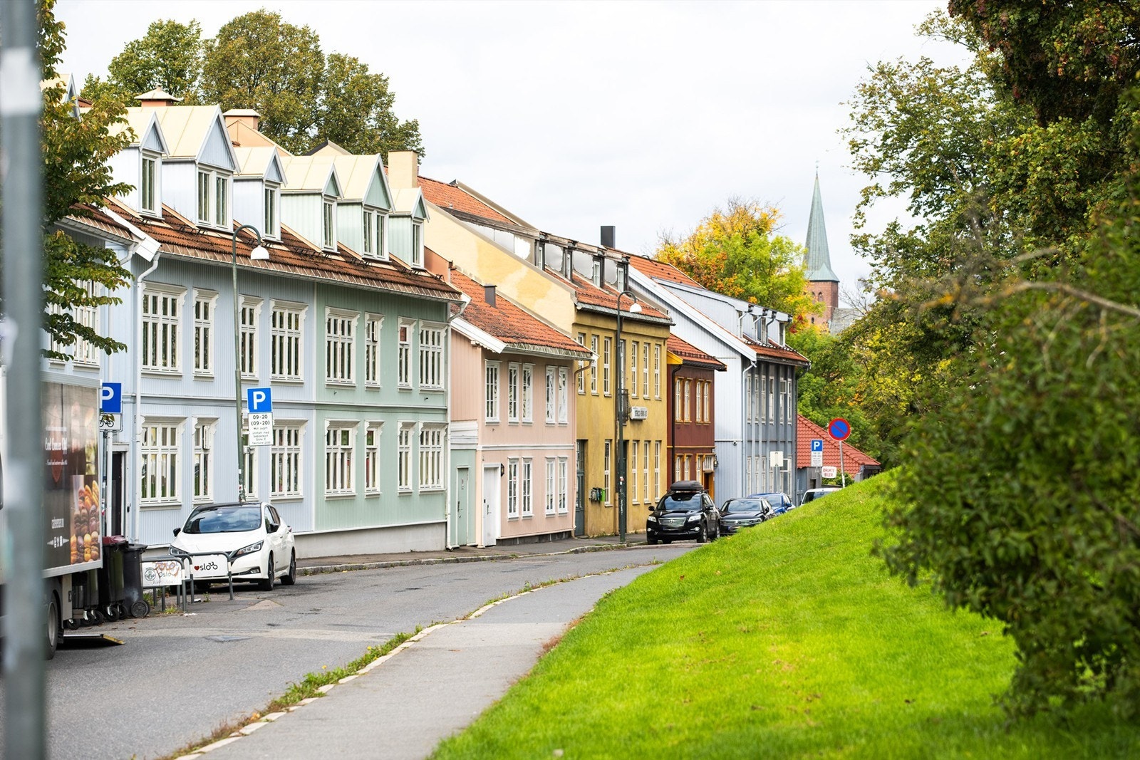 Boligen ligger i et sjarmerende område som er kjent for fine grøntområder samt et svært hyggelig bomiljø. Galleribilde