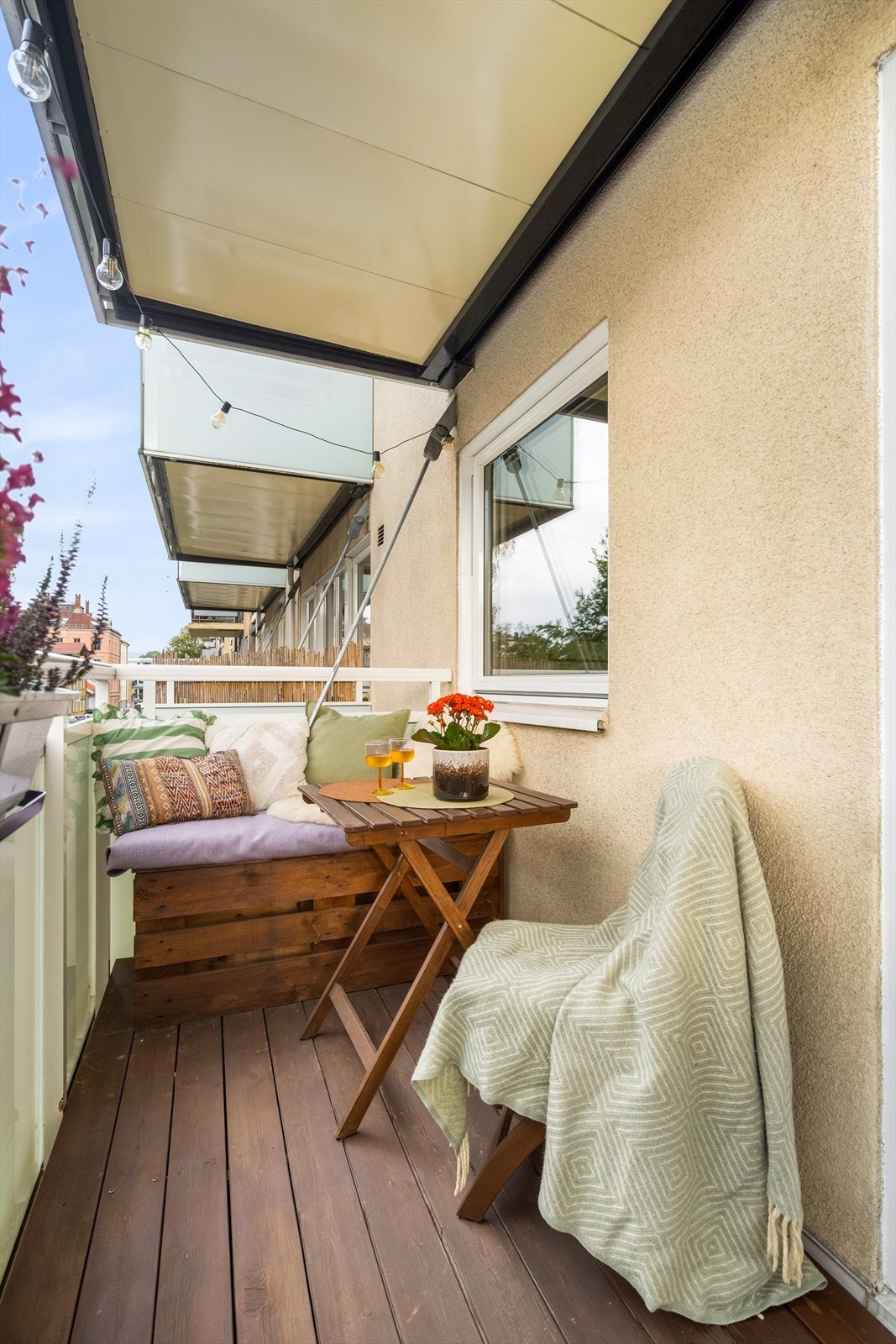 Her kan du sommertid nyte solen fra ca. kl. 12:00 til solnedgang med noe mer opphold, ifølge selger. Balkongen har god plass til utemøbler og grill, og er et nydelig sted å trekke ut på varme dager. Galleribilde