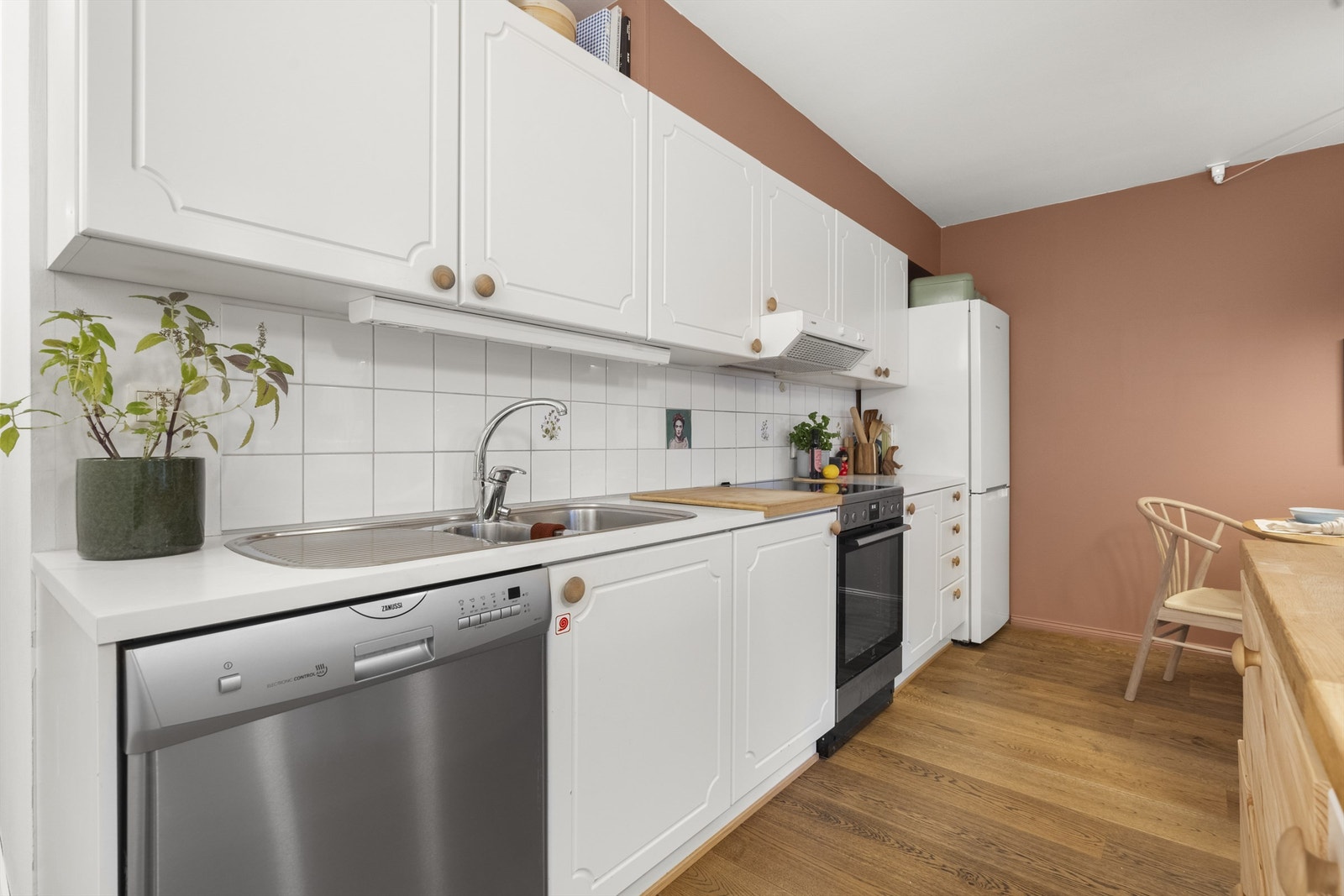 Innredning med profilerte fronter og laminat benkeplate med nedfelt vask. Galleribilde