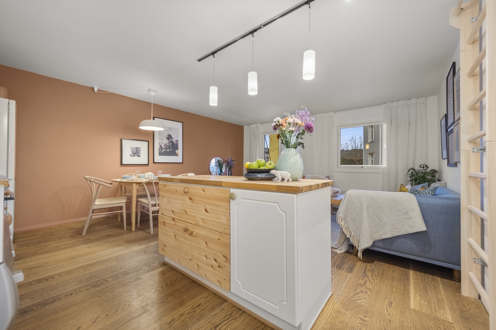 Kjøkkenet har også en kjøkkenøy som gir enda mer benkeplass samt oppbevaringsplass i skuffer. Heltre benkeplate på kjøkkenøyen. Galleribilde