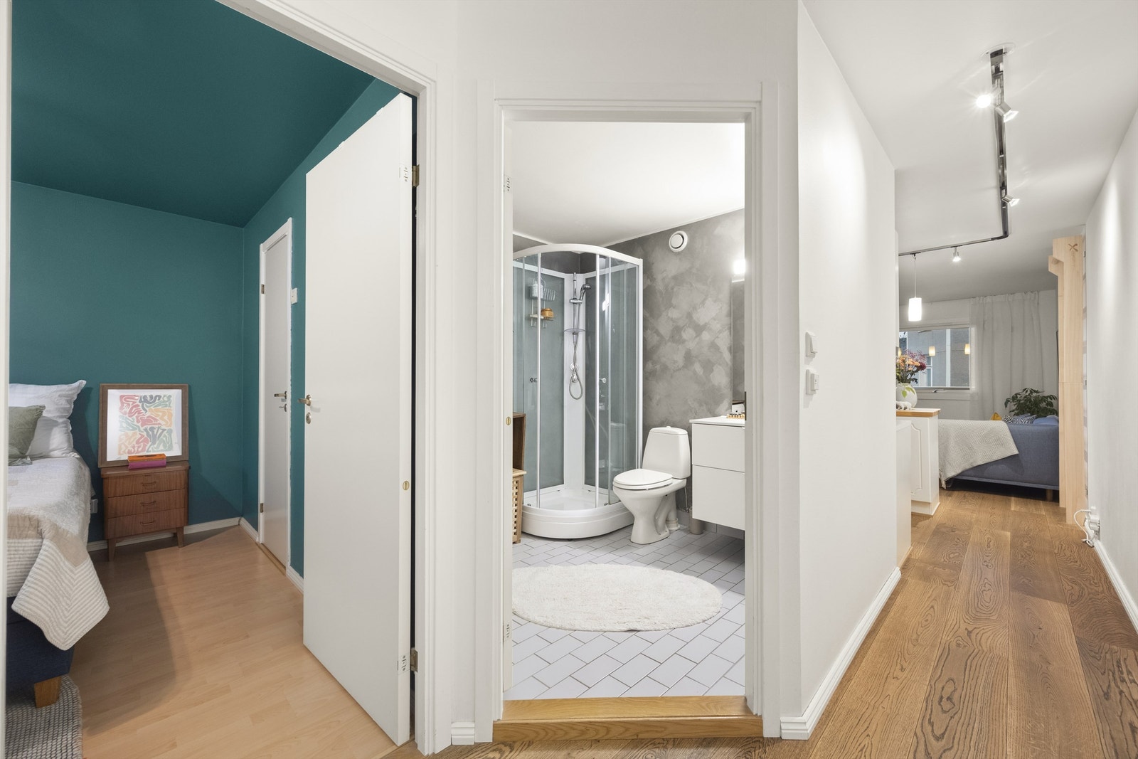 Fra entreén har du tilgang til alle boligens rom, noe som underbygger den gode planløsningen. Galleribilde