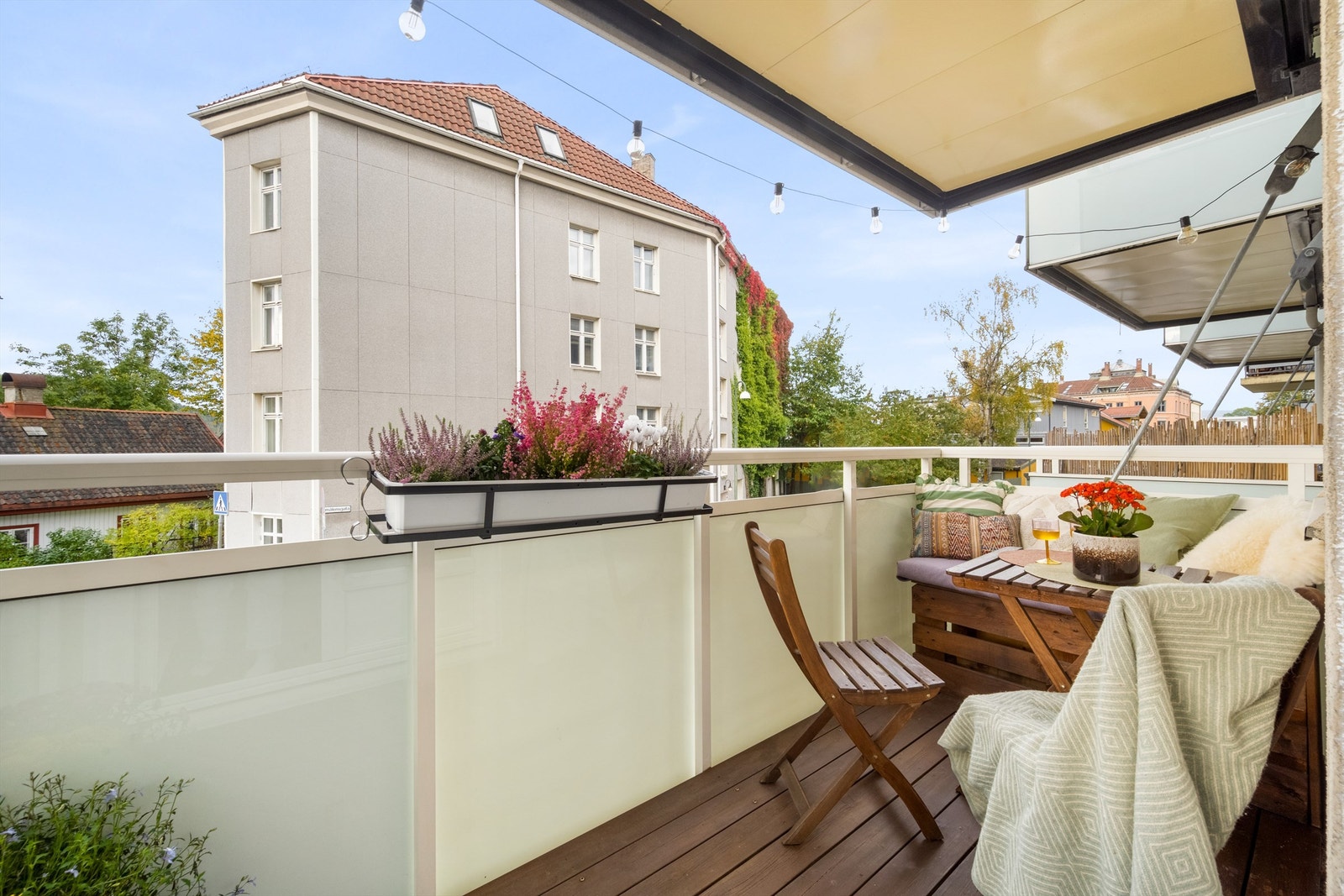 Fra stuen er det utgang til en sydvestvendt og solrik balkong på ca. 5 kvm. Balkongene ble oppført i 2016. Galleribilde