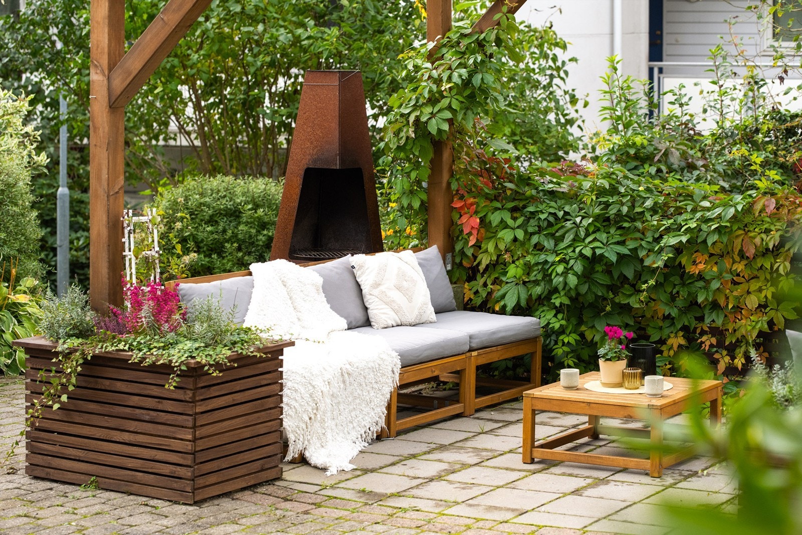 Pent opparbeidede fellesområder i bakhagen med flere koselige sittegrupper. Galleribilde