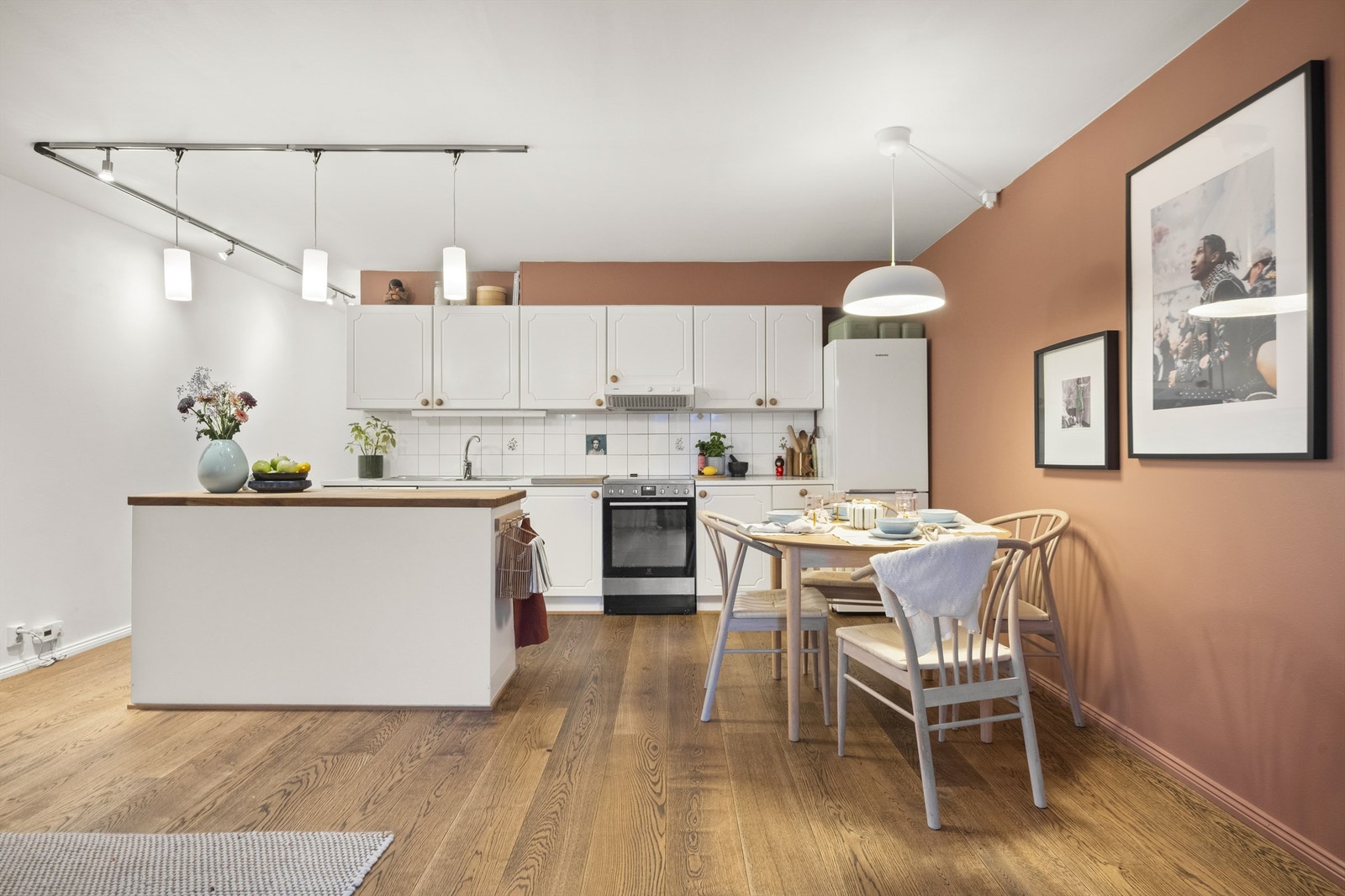 Det er behagelig gulvvarme på både kjøkkenet og stuen, noe som sørger for en lun og behagelig atmosfære. Galleribilde