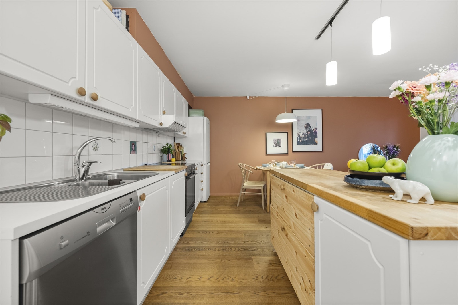 Kjøkkenet har praktisk og oversiktlig utforming som gjør matlagingen til en hyggelig opplevelse. Foto: Martine Eren Studio Galleribilde