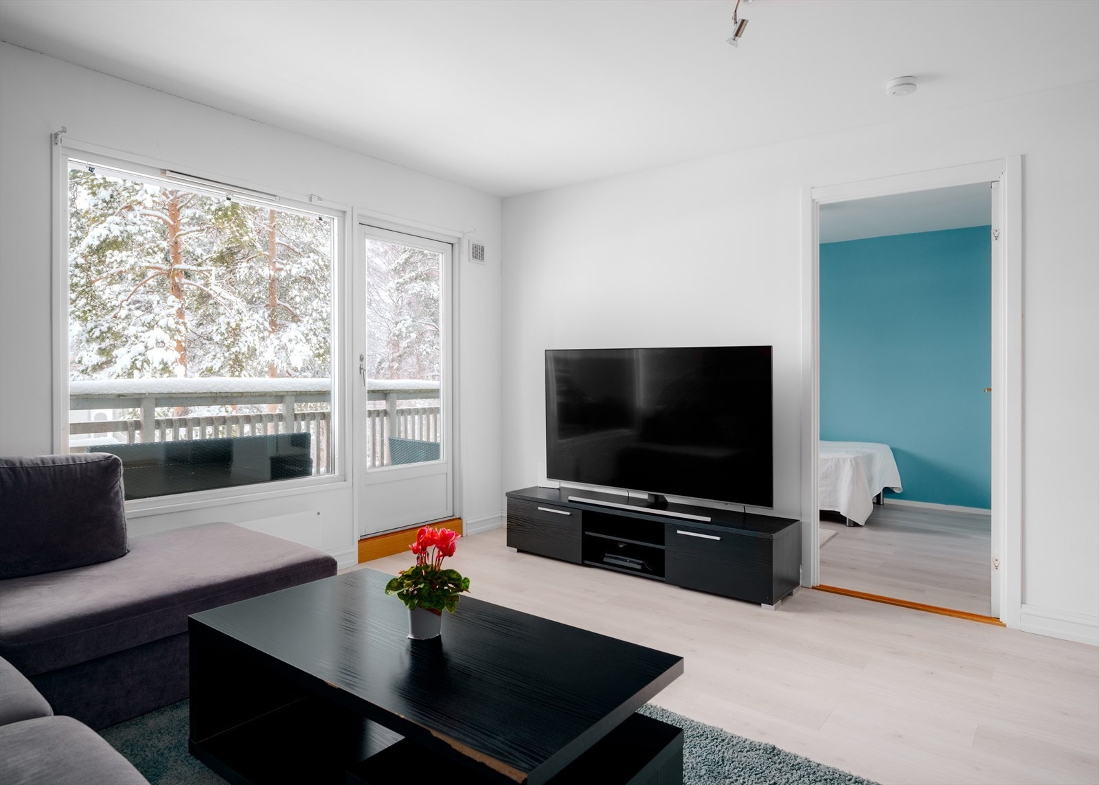 Store vindusflater som slipper inn rikelig med naturlig lys. Fra stuen er det direkte utgang til en herlig balkong på 10 kvm Galleribilde