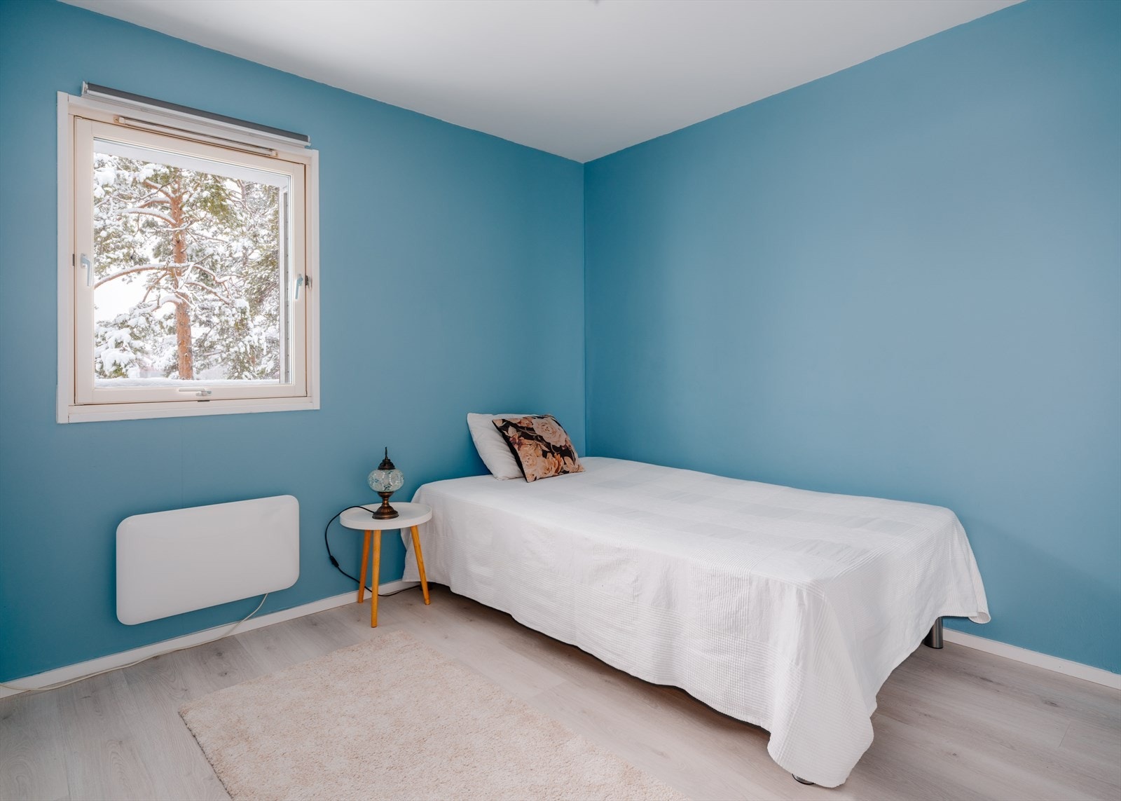 Romslig soverom med god plass til dobbeltseng, skyvedørsgarderobe og annet ønsket møblement Galleribilde