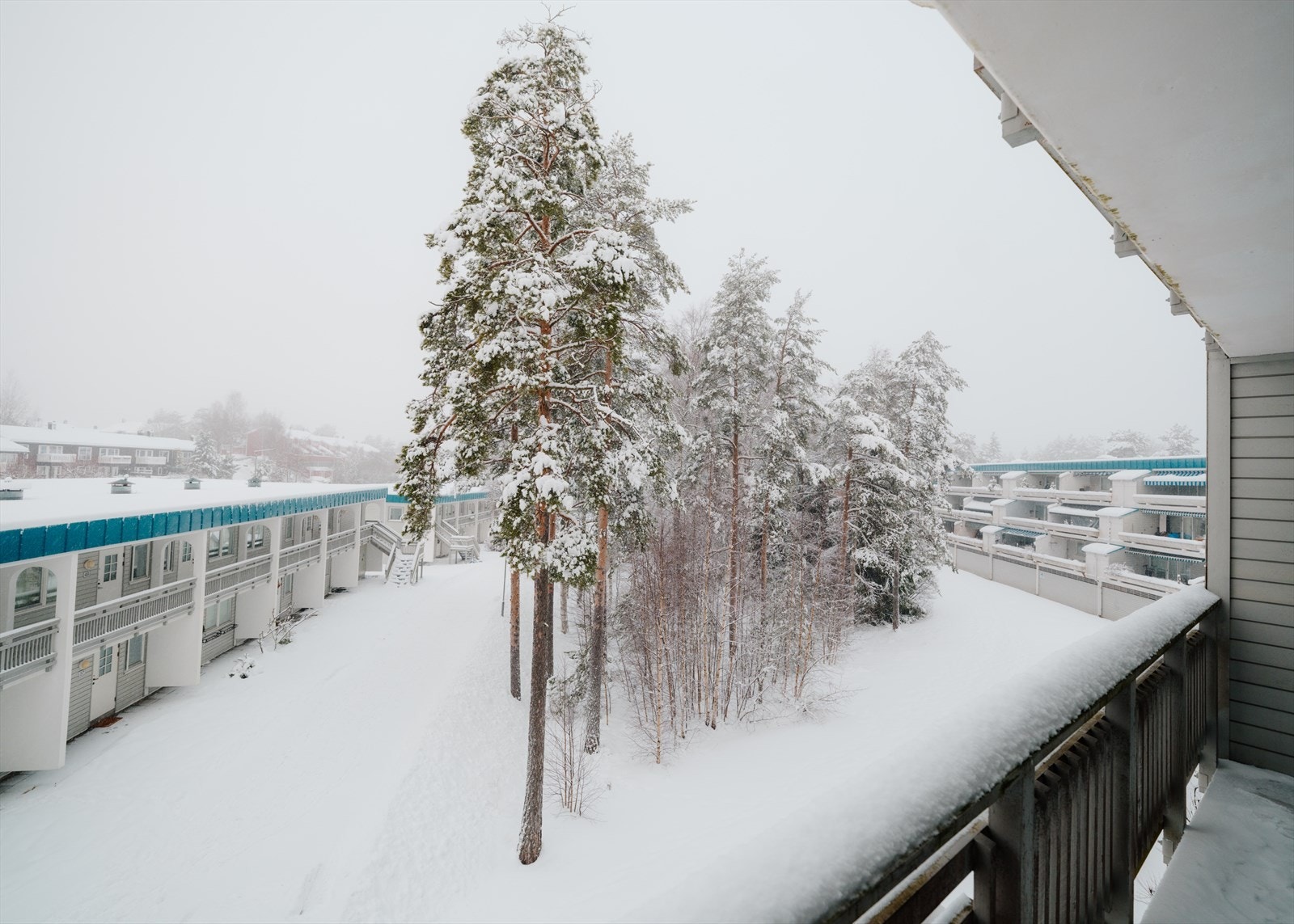 Leiligheten ligger i byggets 2. etasje og inneholder bad, entré, stue/kjøkken og soverom. I tillegg disponerer leiligheten 2 eksterne boder på totalt 5 kvm Galleribilde