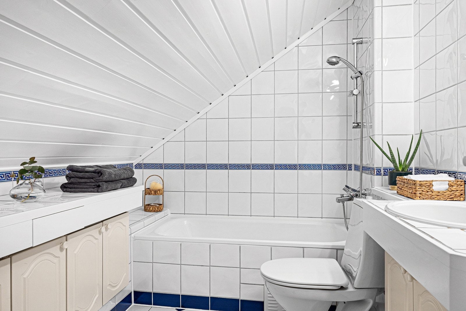 - Pent, flislagt bad fra 1996 med badekar, toalett, servant med skao, innebygde skap og speil - Galleribilde