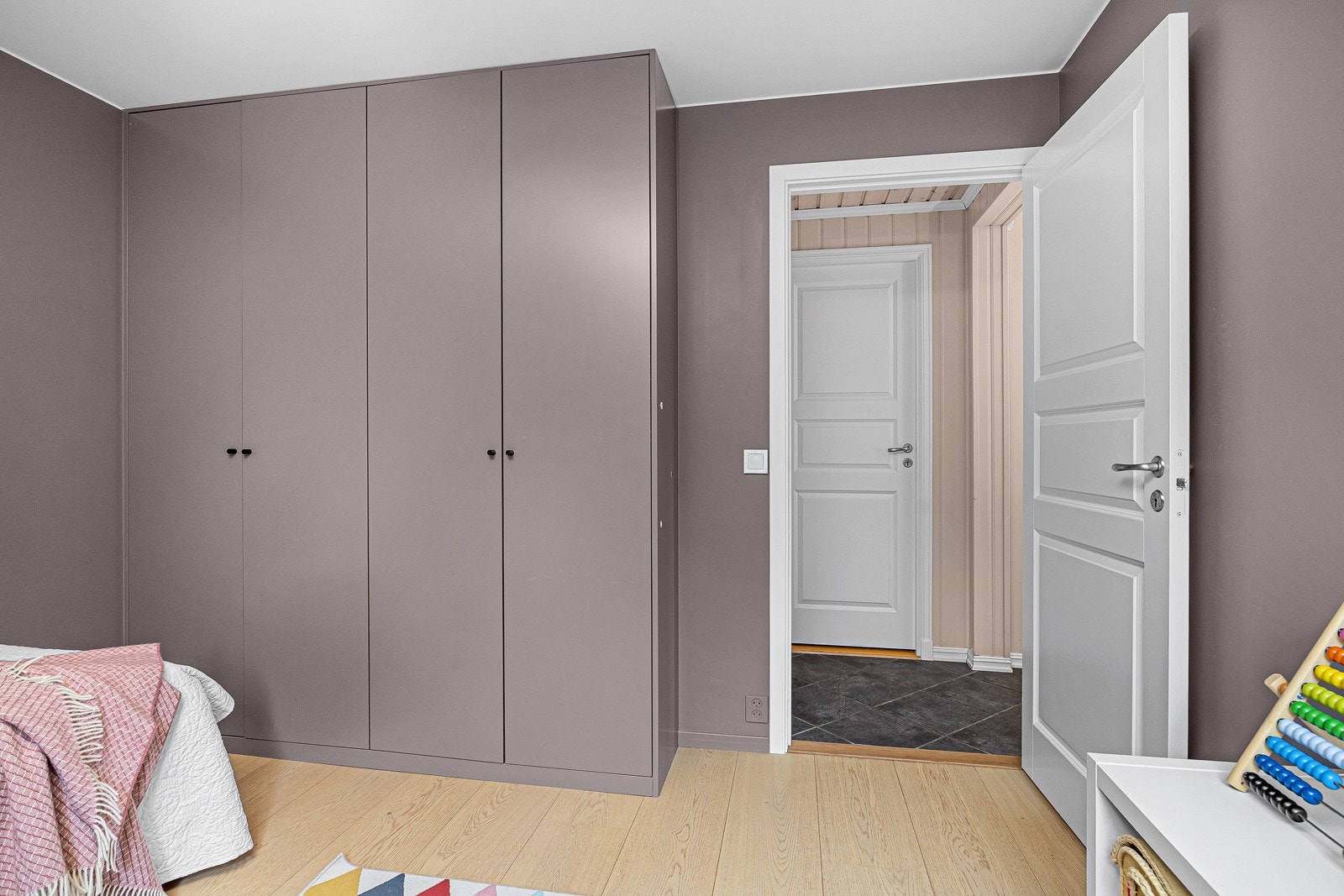 - 4-dørs garderobeskap i soverom 3 medfølger - Galleribilde