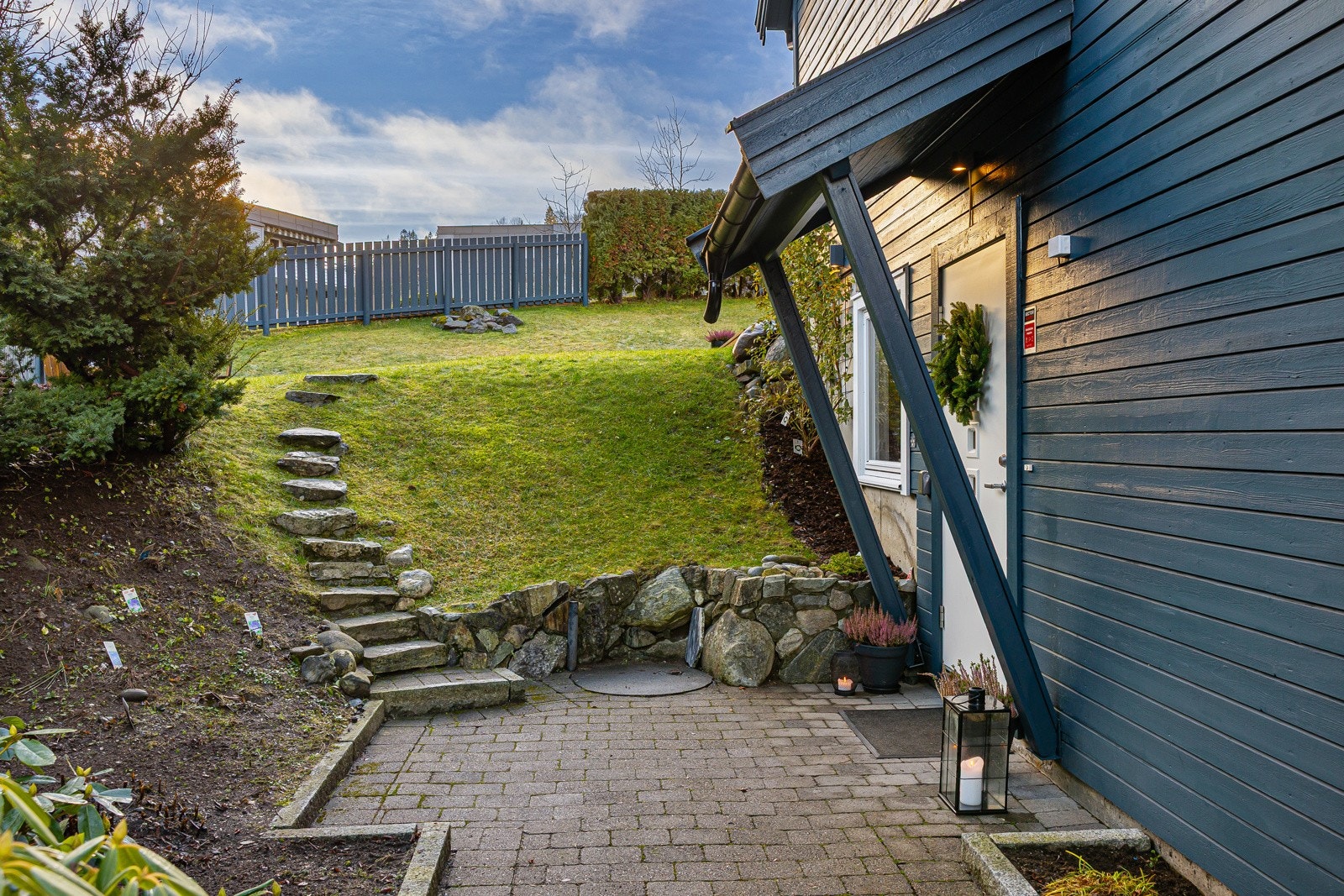 - Hyggelig steintrapp fra inngangsparti og opp i hagen . Galleribilde