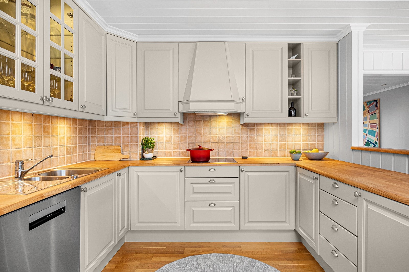 - Integrert stekeovn, koketopp, oppvaskmaskin og microbølgeovn - Galleribilde