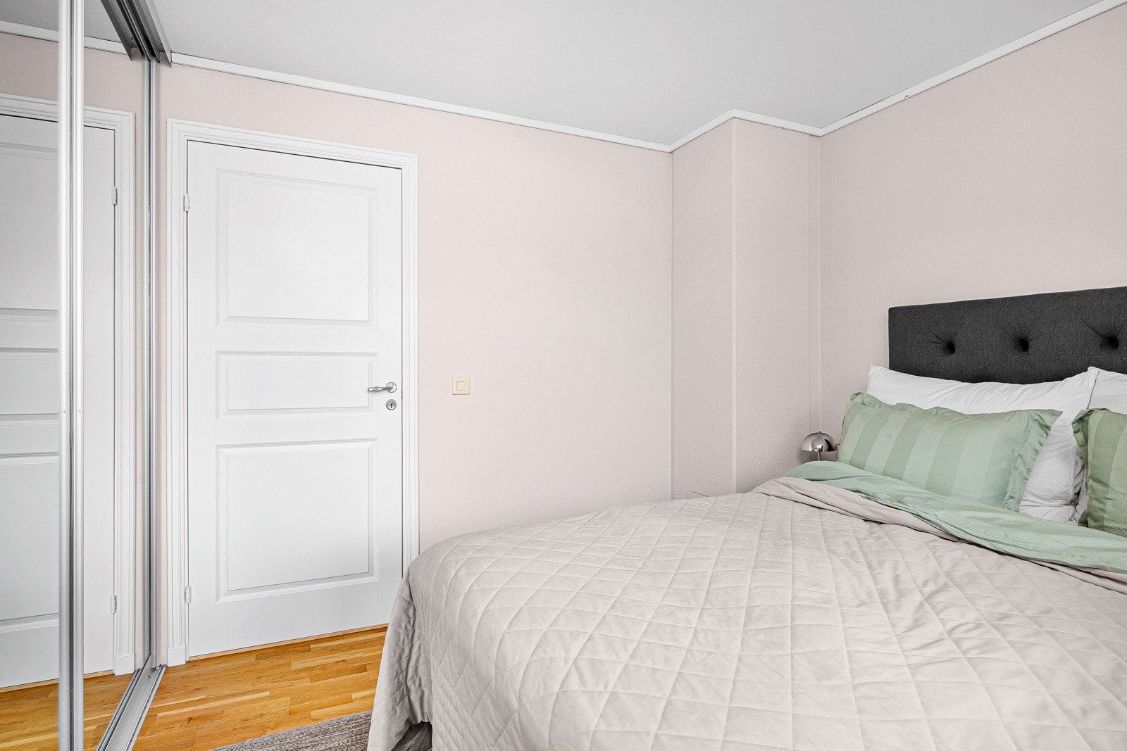 - Stor skyvedørsgarderobe med speilfront i hovedsoverommet - Galleribilde