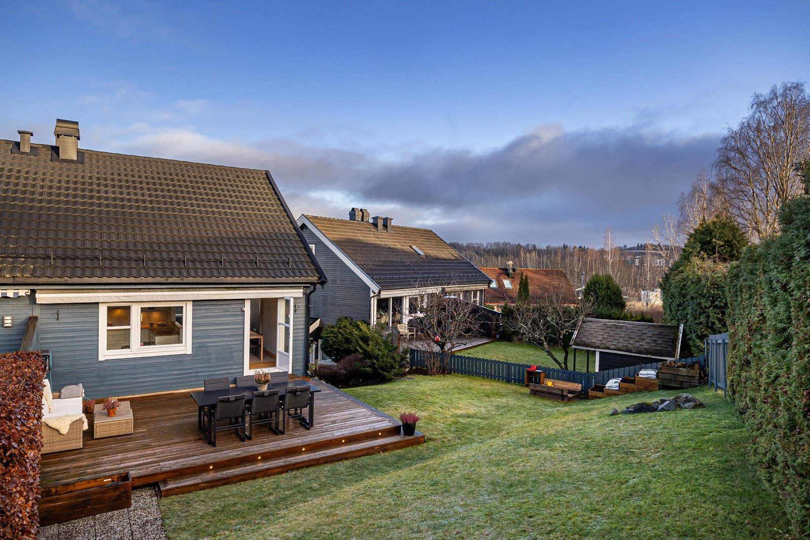 - Selger har montert plantekasser langs gjerdet mot nabo - Galleribilde