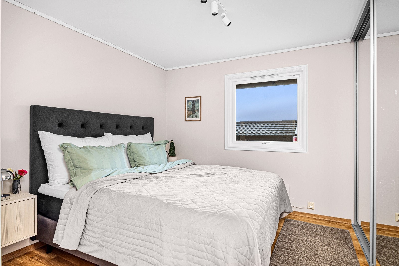 - Romslig hovedsoverom med god plass til dobbeltseng, nattbord, kommode etc - Galleribilde