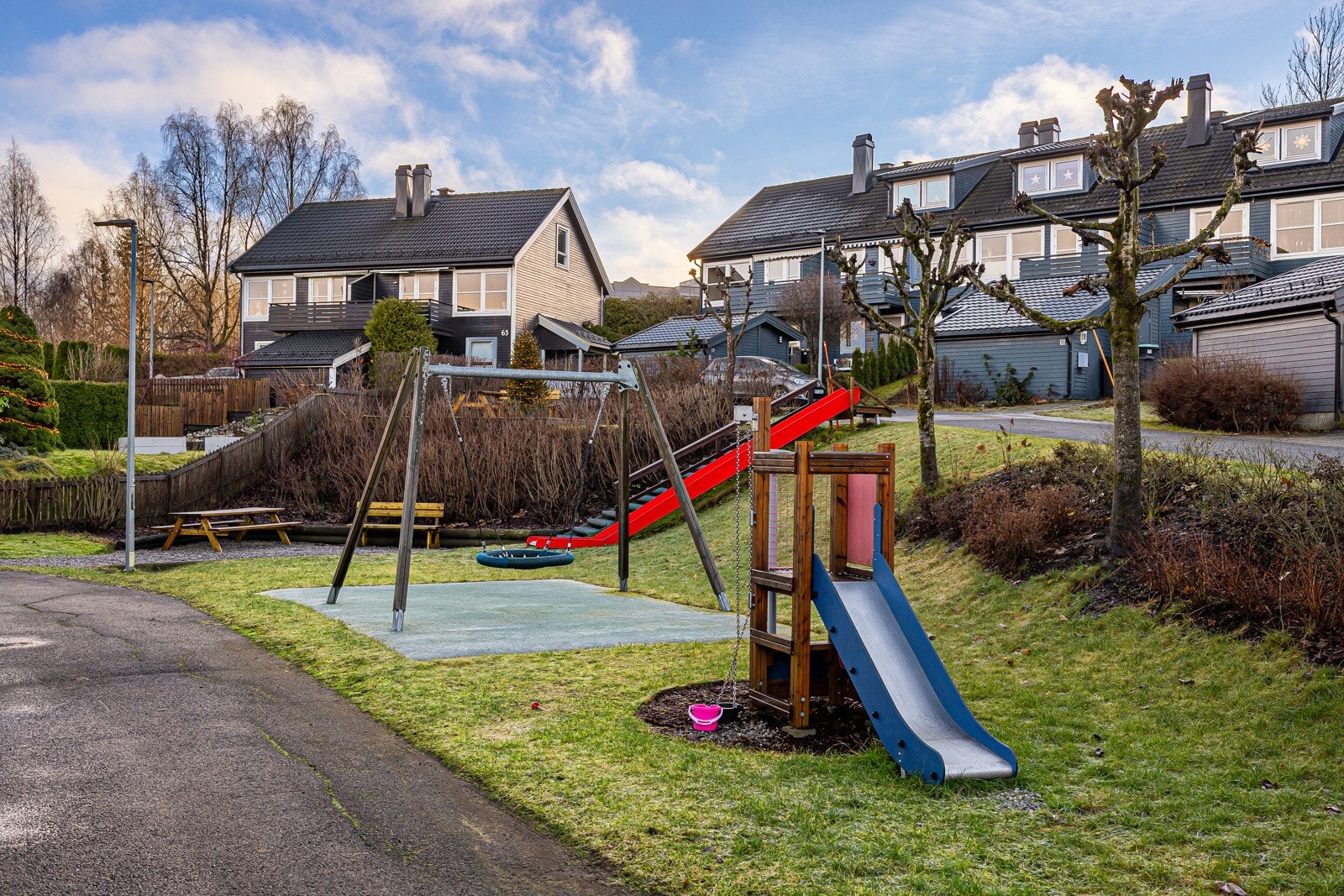 - Felles lekeplass rett nedenfor huset - Galleribilde