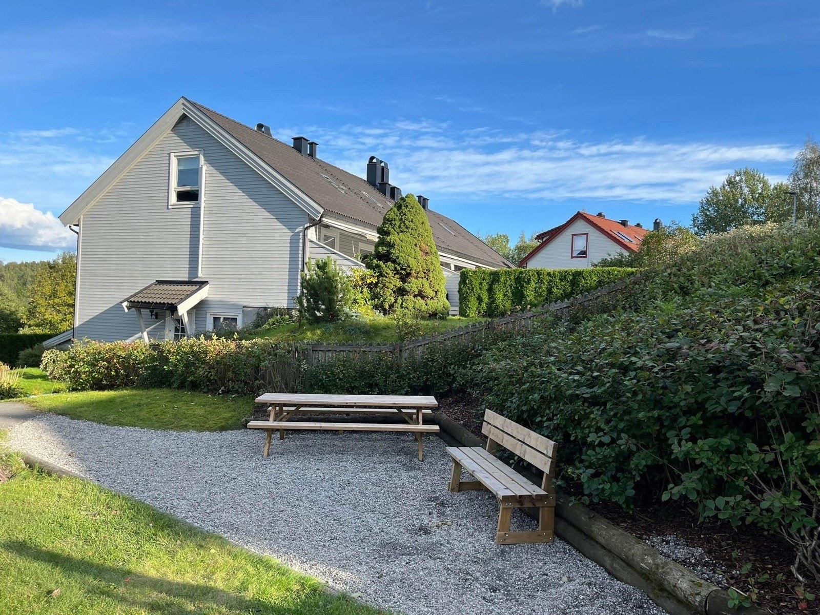 - Sommerbilde av fellesområde (bilde fra selger) - Galleribilde