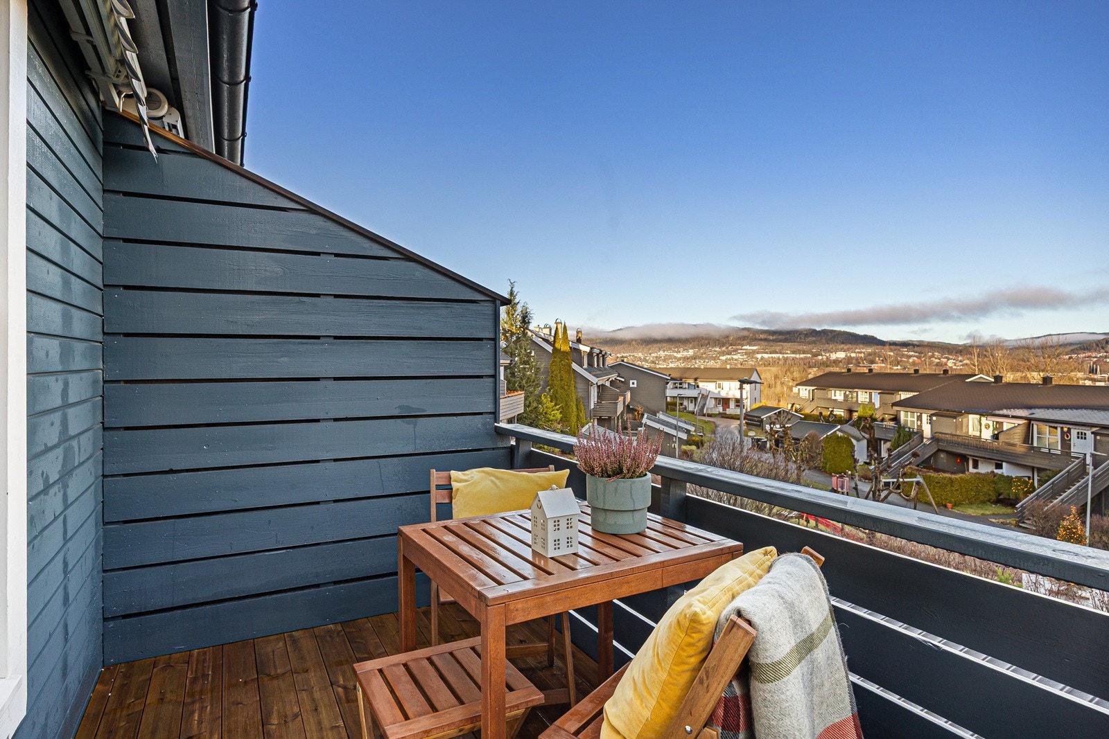 - Plass til sittegruppe, grill og beplantning - Galleribilde