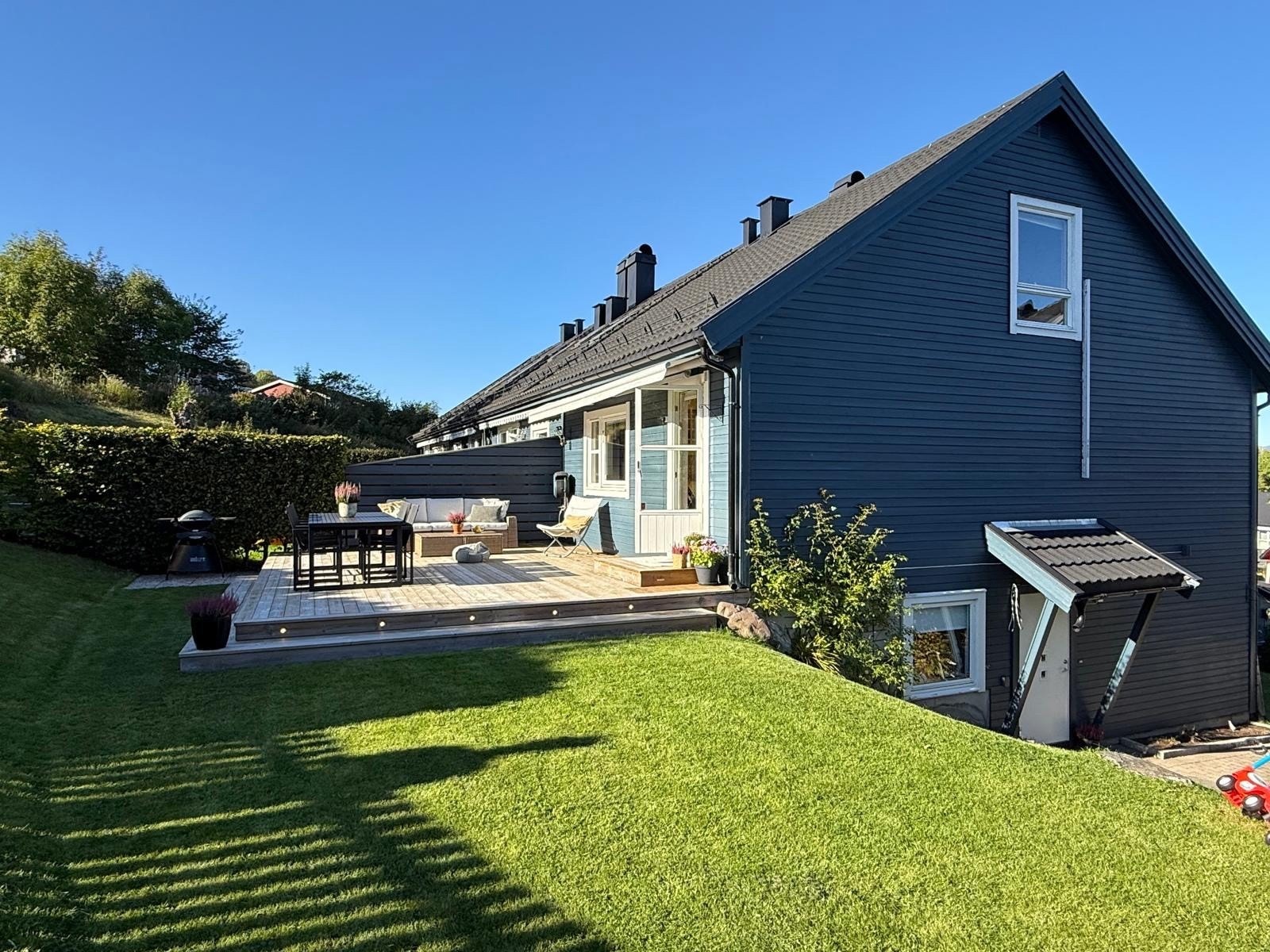 - Sommerbilde av markterrasse og hage (bilde fra selger) - Galleribilde