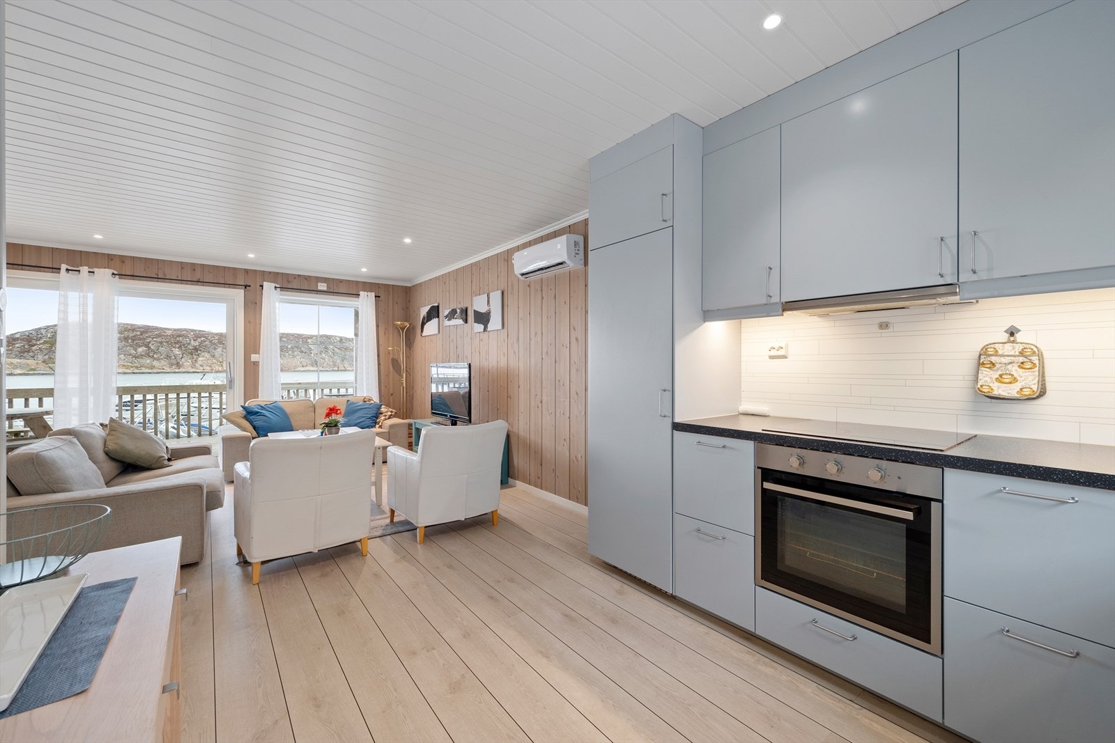 Tidløst og moderne kjøkken som er vurdert til tilstandsgrad 1 av takstmann. Galleribilde