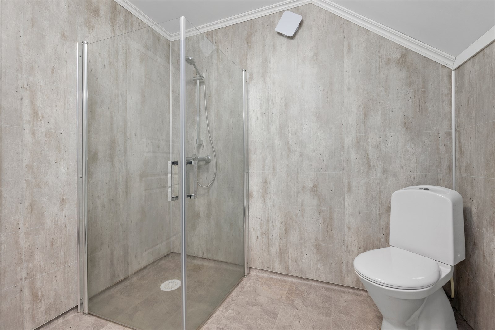 Det er toalett i begge etasjer, med eget toalettrom i 1. etasje. Galleribilde