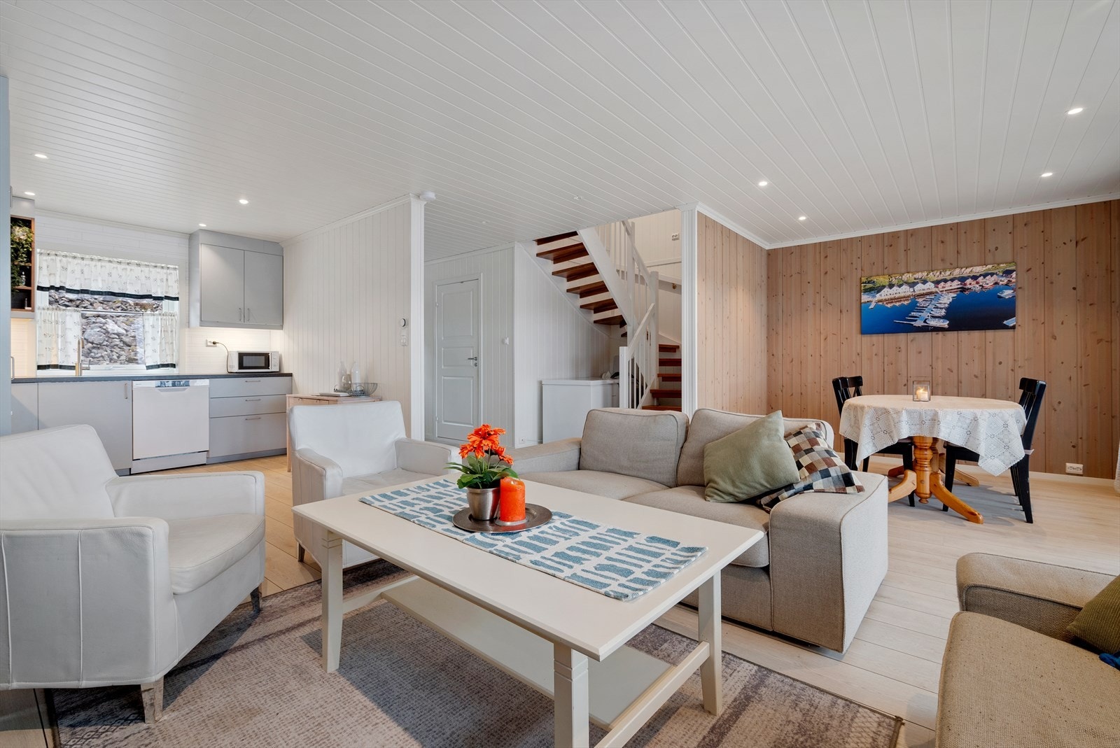 Det er god plass til å møblere stuen i flere soner, som her med sofagruppe og spiseseksjon. Galleribilde