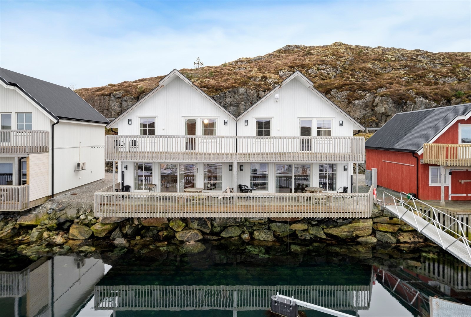 Velkommen til Espnesveien 63B- Nå har du muligheten til å sikre deg denne flotte boligen med fantastisk utsikt og umiddelbar nærhet til sjøen og egen båtplass. Galleribilde