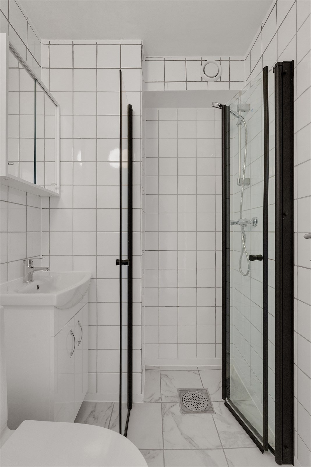 Lekkert bad med ny innredning og dusjkabinett. Galleribilde